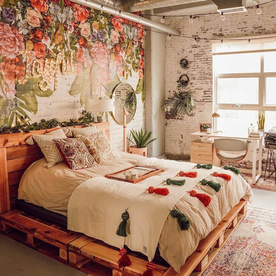 Interior123.com さんのインスタグラム写真 - (Interior123.com Instagram)「It's all about balance! This industrial bedroom, even though it looks stark and cold thanks to the exposed pipes and the brick wall, it's so well designed and it has warm & cozy vibes. The trick is to make it comfortable using warm colors and a lot of textures! • •  Via: @girlandtheword • • #decor #industrial #industrialart #industrialbedroom #industrialdecor #industrialdesign #industrialhome #industrialstyle #bed #bedding #bedroom #bedroomdecor #bedroomdesign #bedroomgoals #bedroominspo #archidaily #archilovers #art #design #designer #designinspiration #home #homedecoration #homedesign #homestyle #inspiration #inspire #instahome #interiorarchitecture #interiorinspiration」12月20日 0時54分 - ptmnft