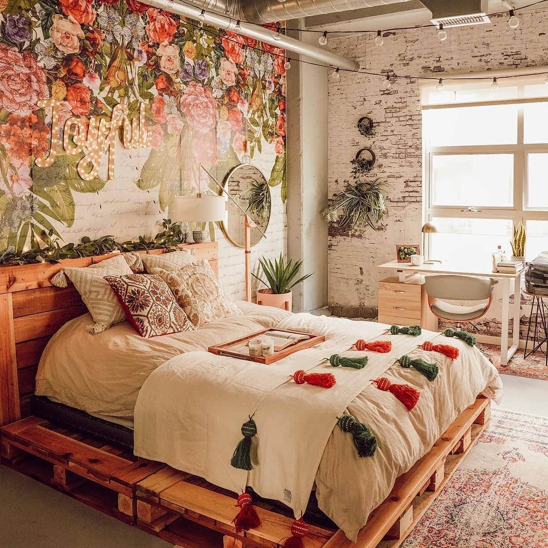 Interior123.com のインスタグラム：「It's all about balance! This industrial bedroom, even though it looks stark and cold thanks to the exposed pipes and the brick wall, it's so well designed and it has warm & cozy vibes. The trick is to make it comfortable using warm colors and a lot of textures! • •  Via: @girlandtheword • • #decor #industrial #industrialart #industrialbedroom #industrialdecor #industrialdesign #industrialhome #industrialstyle #bed #bedding #bedroom #bedroomdecor #bedroomdesign #bedroomgoals #bedroominspo #archidaily #archilovers #art #design #designer #designinspiration #home #homedecoration #homedesign #homestyle #inspiration #inspire #instahome #interiorarchitecture #interiorinspiration」
