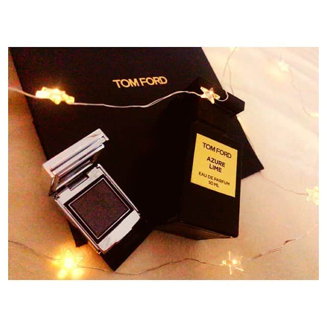 小林弥生さんのインスタグラム写真 - (小林弥生Instagram)「. . 愛用♡ . TOM FORD アイシャドウ と 香水❀✿ . 香水は、ちょっと購入に 迷う値段するのだけど😔(笑) . アイシャドウは 割と手が届く範囲！ . シャドウ エクストリーム  TFX19  を使ってます🐰！ . グリッターがめちゃくちゃ綺麗ですよ！🌟 . 3枚目に動画あります📸 開け方おしゃれかっ！って なりました(笑) . 大切に使っております🐰 . #makeup #make #tomford #tomfordbeauty」12月20日 10時38分 - yaaachan_k