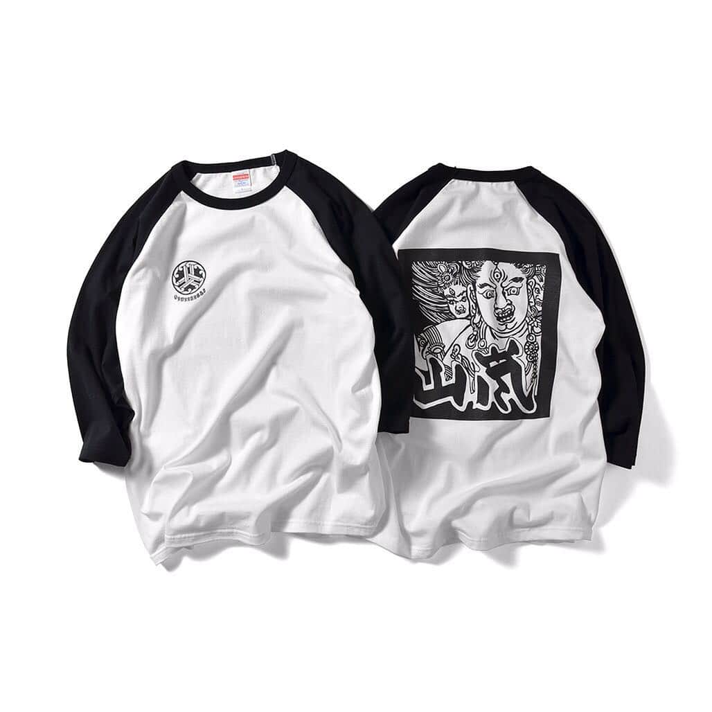 山嵐さんのインスタグラム写真 - (山嵐Instagram)「山嵐 1st ALBUM RAGLAN SHIRT  4,000yen+tax SIZE:S,M,L,XL COLOR:WHITE/BLACK  フロントには家紋をモチーフにした山嵐らしい無骨なグラフィックを配し、バックには大判サイズでファーストアルバムのジャケットをプリントしたファン待望のラグランTシャツ。  詳細は #Lafayette オンラインストアにて  Lafayette ONLINE STORE : 0466-47-3710 @lafayette_online_store  www.lafayettecrew.jp  #山嵐 #lafayettecrew」12月20日 10時43分 - yamaarashi07