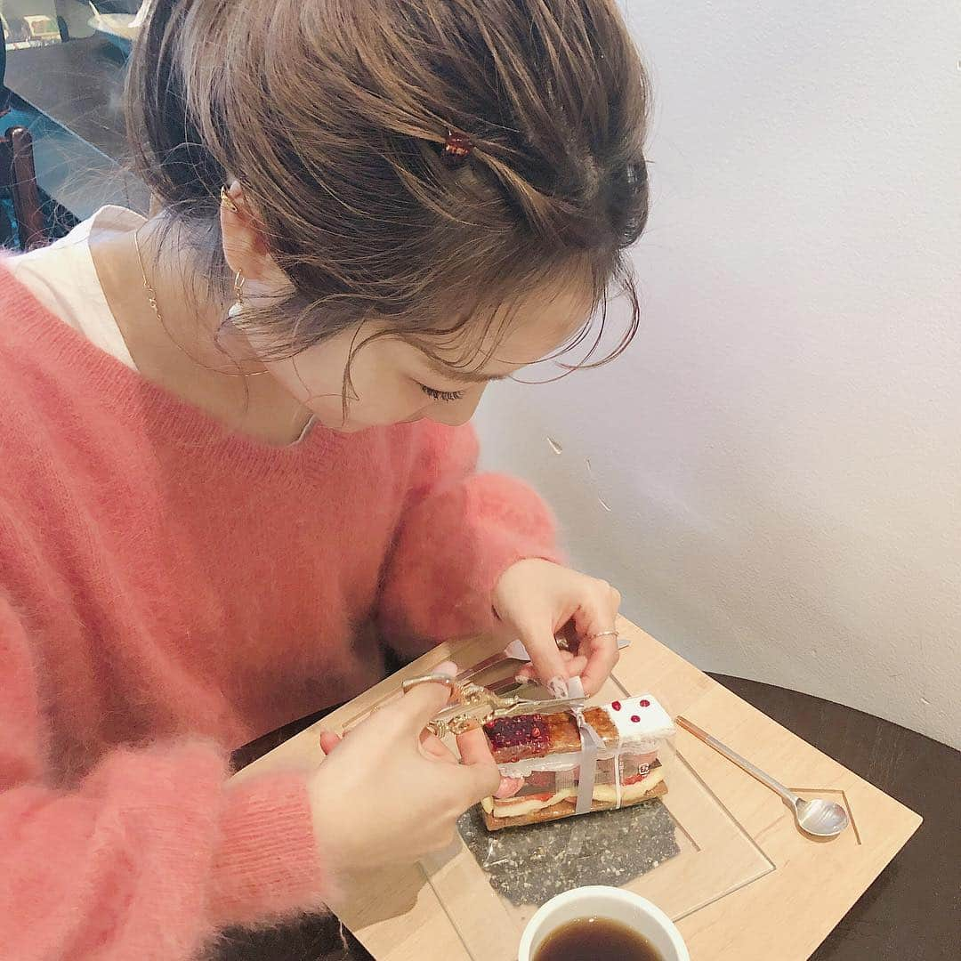 安中亜美さんのインスタグラム写真 - (安中亜美Instagram)「ㅤㅤㅤㅤㅤㅤㅤㅤㅤㅤㅤㅤㅤ ずっと行きたかった苺のお店🍓 このミルフィーユすごく美味しかったよ🥰 リボン切ってフィルム外したら倒れるから注意😂 平日の13時ごろに行ったけど 私たちで最後のミルフィーユやった🍰 混んでるから早めに行くのおすすめ✌︎ ㅤㅤㅤㅤㅤㅤㅤㅤㅤㅤㅤㅤㅤㅤㅤㅤㅤㅤㅤㅤㅤㅤㅤㅤㅤㅤ #京都カフェ #京都 #京都ケーキ #苺のお店メゾンドフルージュ #ミルフィーユ #リボン #カフェ巡り #苺 #カフェ #ケーキ屋さん」12月20日 11時06分 - amitwinsworld