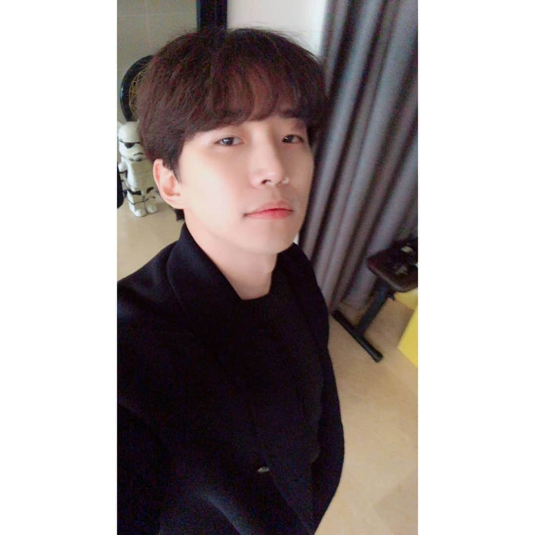 2PMさんのインスタグラム写真 - (2PMInstagram)「영화 <기방도령> 고사현장 다녀온 날🐧. '허색' 역을 맡아 열연을 펼칠 준호의 모습 많이 많이 기대해주세요!! - #기방도령 #허색 #이준호화이팅💛 #한복준호 #상상만해도 #벌써부터행복 #레투스타그램」12月20日 11時26分 - real_2pmstagram