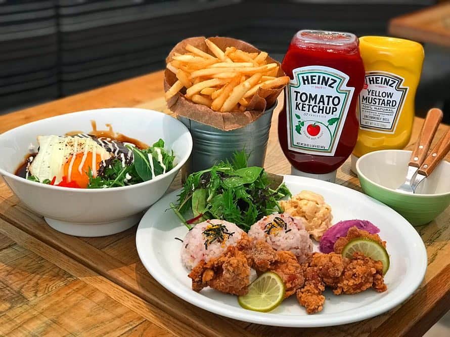 青木佳音のインスタグラム：「・ 🍟 ・ ・ 今日のランチ〜🏄‍♀️ ・ ・ モチコチキンのプレートにしたのに、ほぼチキン先生に取られた。 ・ ・ 結果、サラダと雑穀米っていう物足りなさからミスド3つも食べちゃった🍩笑 ・ ・ しかも夜な夜なキッチンで1人しゃぶしゃぶ立食いしたし… 凄まじくギルティな気分と胃もたれに苛まれてる🐷笑 ・ ・ ・ #instagood #instafood #food #hawaii #lunch #poteto #foodporn #love #yummy #momlife #today #instadaily #goodvibes #eat  #instagram #iphoneography  #ランチ #モチコチキン #雑穀米 #ブーム再来 #美味 #食べ過ぎた一日 #デブ活 #産後ダイエット #二の次 #夜な夜な茹でた豚肉を喰らう #立ち食い #私時間 #片手にはノンアルコール #最高かよ」