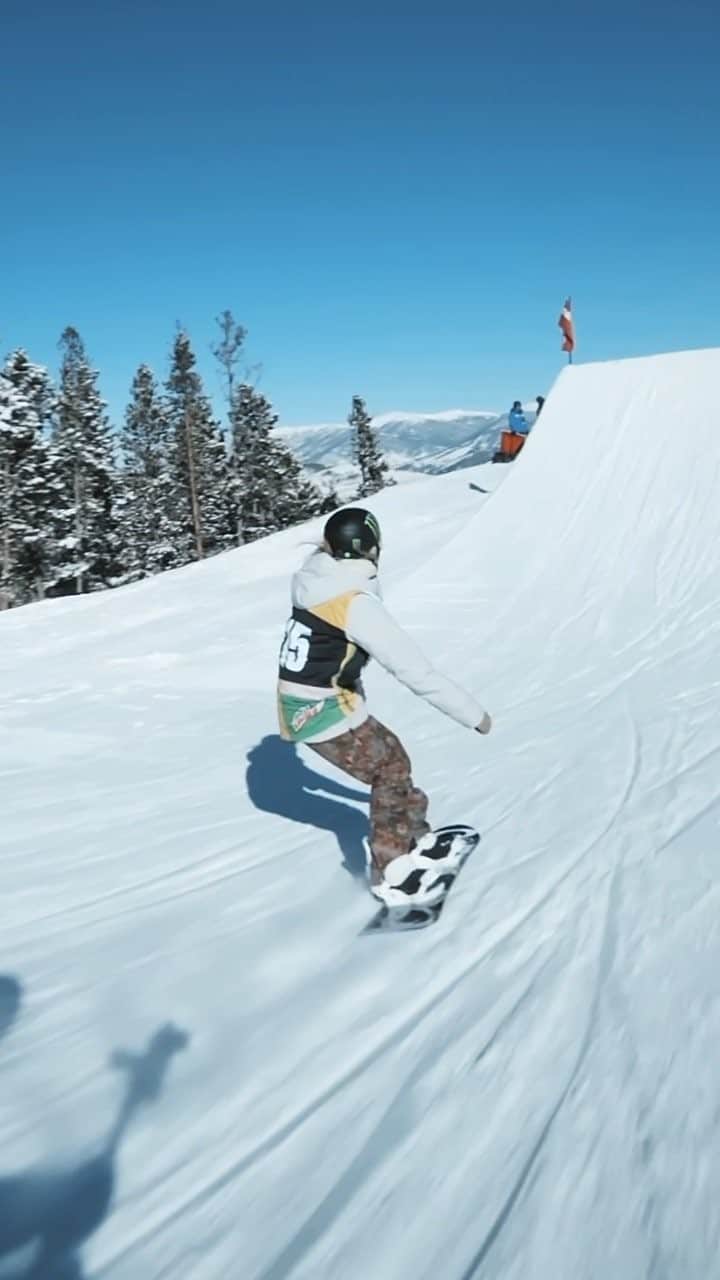 ジェイミー・アンダーソンのインスタグラム：「I frickin love snowboarding and I love that I’m learning new shit! #jafreespirit」