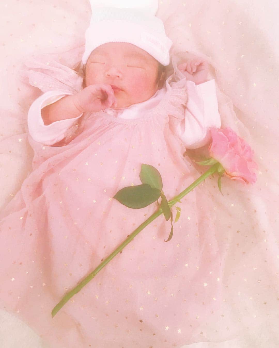 花田茉子のインスタグラム：「ご報告💕 ・ ・ 12月16日に、無事第二子を出産致しました🤗 名前は、咲と書いて、さくらです😍 ・ ・ 二児の母として、しっかりと成長していきたいと思います！ ・ ・ 仕事も早く復帰できたらいいなぁ😍 全てが楽しみです💕 皆さん、これからもよろしくお願いします🙇‍♂️💕 ・ ・ #mam#girl #familiar #セレモニードレス #baby#babygap #babygirl #newbornphotography #dress #女の子#お兄ちゃん#flower #子育て#mamamoo #mamari #WSP#wps広島」