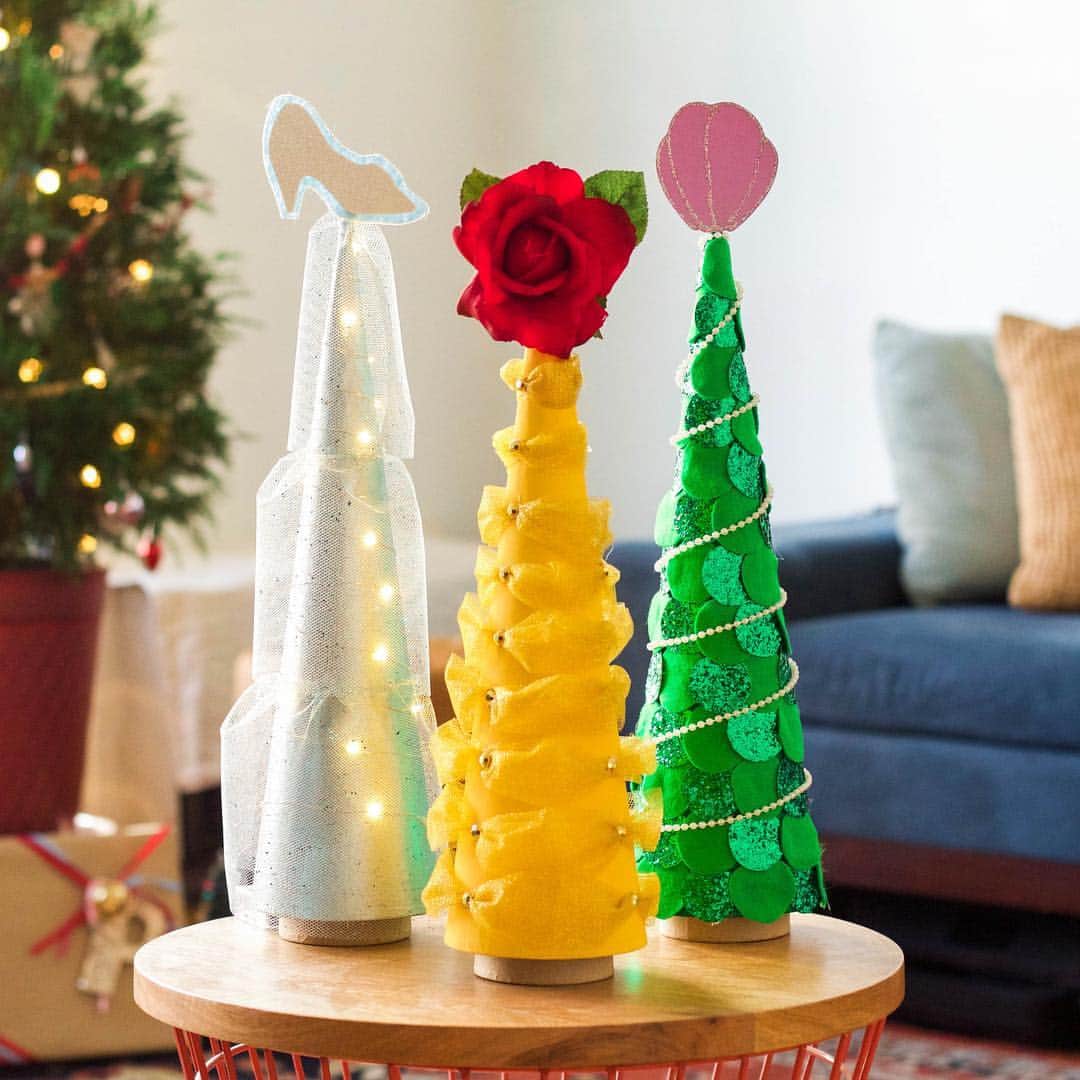 美女と野獣のインスタグラム：「Enchanted roses make the perfect tree toppers. 🌹🎄」