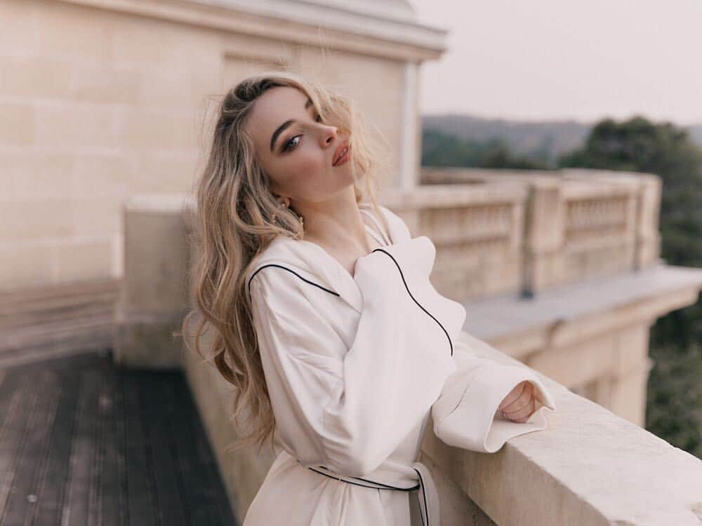 サブリナ・カーペンターさんのインスタグラム写真 - (サブリナ・カーペンターInstagram)「come to paris with me」12月20日 8時00分 - sabrinacarpenter