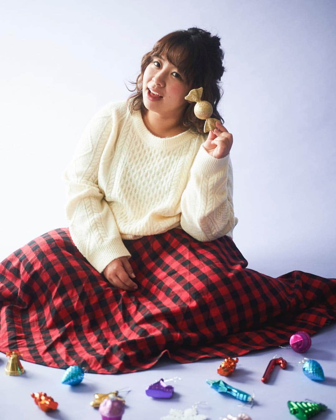 Alinoma公式さんのインスタグラム写真 - (Alinoma公式Instagram)「ㅤㅤㅤㅤㅤㅤㅤㅤㅤㅤㅤㅤㅤㅤㅤㅤㅤㅤㅤㅤㅤㅤㅤㅤㅤㅤ ■Alinomaのクリスマスコーデ ㅤㅤㅤㅤㅤㅤㅤㅤㅤㅤㅤㅤㅤ 白いニットに赤のチェックスカートのコーデ。 ㅤㅤㅤㅤㅤㅤㅤㅤㅤㅤㅤㅤㅤ チェックのスカートがクリスマスらしく、より一層可愛らしいガーリーコーデに🎀 かわいいだけでなく、寒さ対策もばっちりです😆✨ ㅤㅤㅤㅤㅤㅤㅤㅤㅤㅤㅤㅤㅤ ㅤㅤㅤㅤㅤㅤㅤㅤㅤㅤㅤㅤ ㅤㅤㅤㅤㅤㅤㅤㅤㅤㅤㅤㅤㅤ ㅤㅤㅤㅤㅤㅤㅤㅤㅤㅤㅤㅤㅤ ————*coordinate *———— ㅤㅤㅤㅤㅤㅤㅤㅤㅤㅤㅤㅤㅤ ＊ニット : #eur3 →LL〜5L ㅤㅤㅤㅤㅤㅤㅤㅤㅤㅤㅤㅤㅤ ＊スカート : #ArancioAran →LLㅤㅤㅤㅤㅤㅤㅤㅤㅤㅤㅤㅤㅤ ㅤㅤㅤㅤㅤㅤㅤㅤㅤㅤㅤㅤㅤ ——————————————— ㅤㅤㅤㅤㅤㅤㅤㅤㅤㅤㅤㅤㅤ URL 〉〉https://bit.ly/2Gj7D2X ㅤㅤㅤㅤㅤㅤㅤㅤㅤㅤㅤㅤㅤ ——————————————— ㅤㅤㅤㅤㅤㅤㅤㅤㅤㅤㅤㅤㅤㅤㅤㅤㅤㅤㅤㅤㅤㅤㅤㅤㅤㅤㅤㅤㅤ 〉〉モデル 餅田コシヒカリさん @mochi0418 →LL〜3L着用 ㅤㅤㅤㅤㅤㅤㅤㅤㅤㅤㅤㅤㅤ ㅤㅤㅤㅤㅤㅤㅤㅤㅤㅤㅤㅤ——————————————— ㅤㅤㅤㅤㅤㅤㅤㅤㅤㅤㅤㅤㅤ ㅤㅤㅤㅤㅤㅤㅤㅤㅤㅤㅤㅤㅤ ▶︎気になった商品の詳細はプロフィールのURLにありますよ♩ @alinoma_official ㅤㅤㅤㅤㅤㅤㅤㅤㅤㅤㅤㅤㅤㅤㅤㅤㅤㅤㅤㅤㅤㅤㅤㅤㅤㅤ ㅤㅤㅤㅤㅤㅤㅤㅤㅤㅤㅤㅤㅤ #アリノマ  #餅田コシヒカリ #ラファーファ #ぽっちゃり #ぽっちゃりコーデ #ラファコーデ #ウィンターコーデ #カジュアルコーデ #カジュアル #ぽちゃかわ #ニット#チェック #クリスマスコーデ #alinoma  #plussize #winter #lafarfa #plussizemodel #plussizefashion #pochative #code #girl #knit」12月20日 8時37分 - alinoma_official