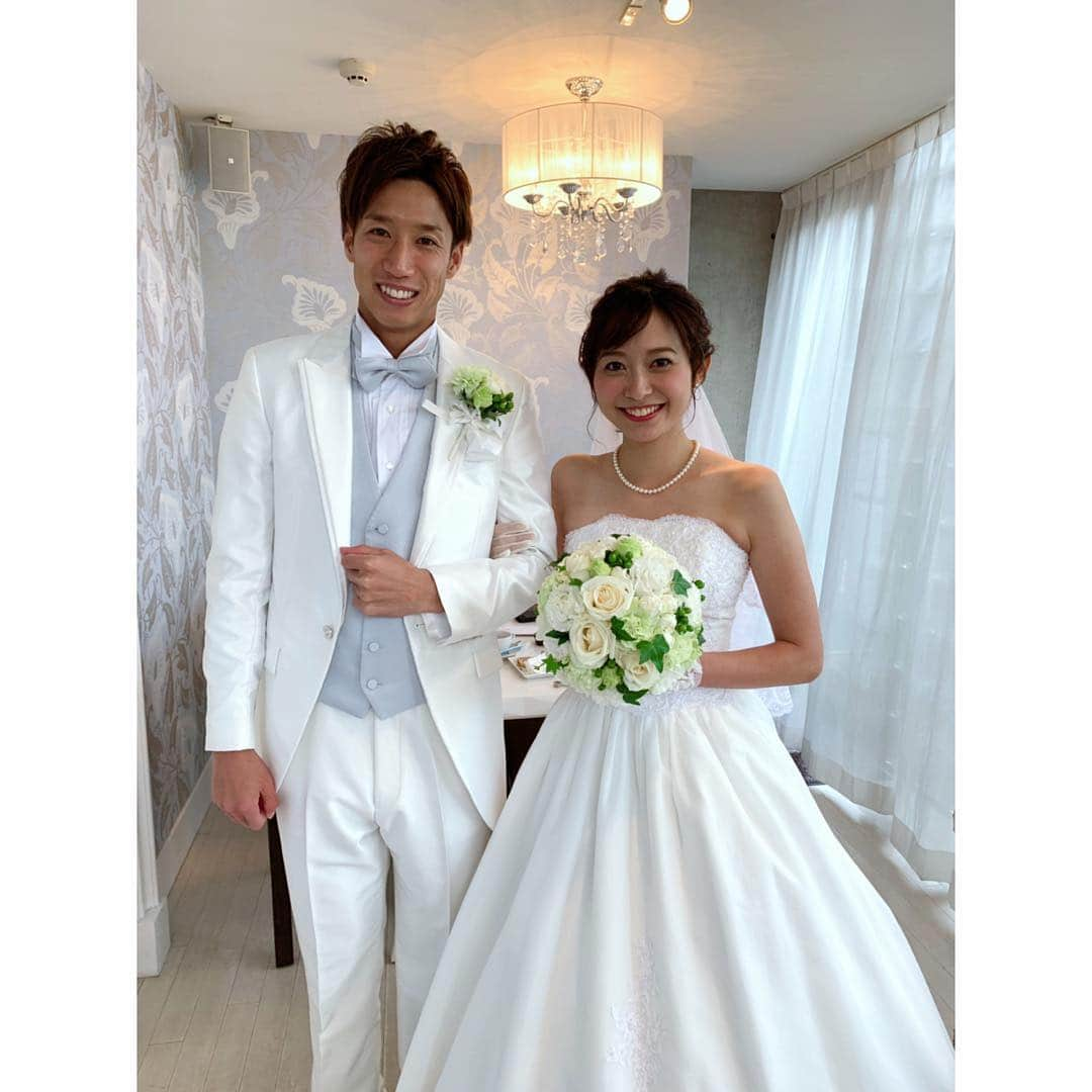 久冨慶子さんのインスタグラム写真 - (久冨慶子Instagram)「先日結婚式を挙げました！ 参加者は親族のみ10人の小さな式です⭐️ 家族のみで恥ずかしくて笑いが起きる結婚式でしたが、 みんなでゆっくり話して楽しい時間になりました😊🍀 皆さまこれからもどうぞ宜しくお願い致します🎵 ＊ ＊ #結婚式 #家族会 #神父様の言葉が深かった #いつまでも仲良しで」12月20日 8時31分 - keiko0hisatomi