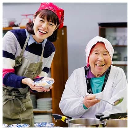 川瀬良子さんのインスタグラム写真 - (川瀬良子Instagram)「食文化発信WEBマガジン 【umamiのくにから】の中の うまみの連載『恵みのくにへ。』 vol.4 新潟編が 公開されました😃👏🏻 （写真10枚あります📸 シュッ！と、スワイプしてみて下さいね♪） ＊ 「新潟で郷土料理 のっぺ 体験」 ＊ 新潟のみなさんにとっては家庭の味「のっぺ」 （写真6枚目 見てみて下さい😊） 私は知らなかったので、 のっぺの奥深さの中に、 郷土料理や家庭の味の大切さを改めて感じました。 ＊ のっぺには欠かせない野菜「さといも・帛乙女」 これがまたおいしくておいしくて！ ＊ ぜひぜひぜひ！ たくさんの方に読んでいただきたいです😊 「恵みのくにへ」で検索して、ご覧下さい！ 今回も、しっかりと記事を書かせていただきました。 伝承会のおばあちゃんたちが明るくてお元気で、 家で書きながらも思い出して 声を出して笑ってしまうほどでした🤣 ワチャワチャ賑やかな雰囲気も伝わるといーなー♪ 感想も聞かせて下さいね！ ＊ 取材にご協力いただいたみなさん！ 本当に本当に！ ありがとうございました😆😊👏🏻🌈 ＊ #食文化 #発信 #umamiのくにから #恵みのくにへ #うまみ #出汁 #野菜 #農業 #agriculture #農家さん #農作業 #連載 #郷土料理 #家庭の味 #新潟 #岩室 #のっぺ #五泉市 #さといも #帛乙女 #せきかわ農園 @yosiyuki_sekikawa  #tansu @tansu.yamaguchi @tansu.ochanoma  #やまや @yamayafan  #エーグル @aiglejp  #カブロカムリエ @cablocamurie」12月20日 9時50分 - kawase_ryoko