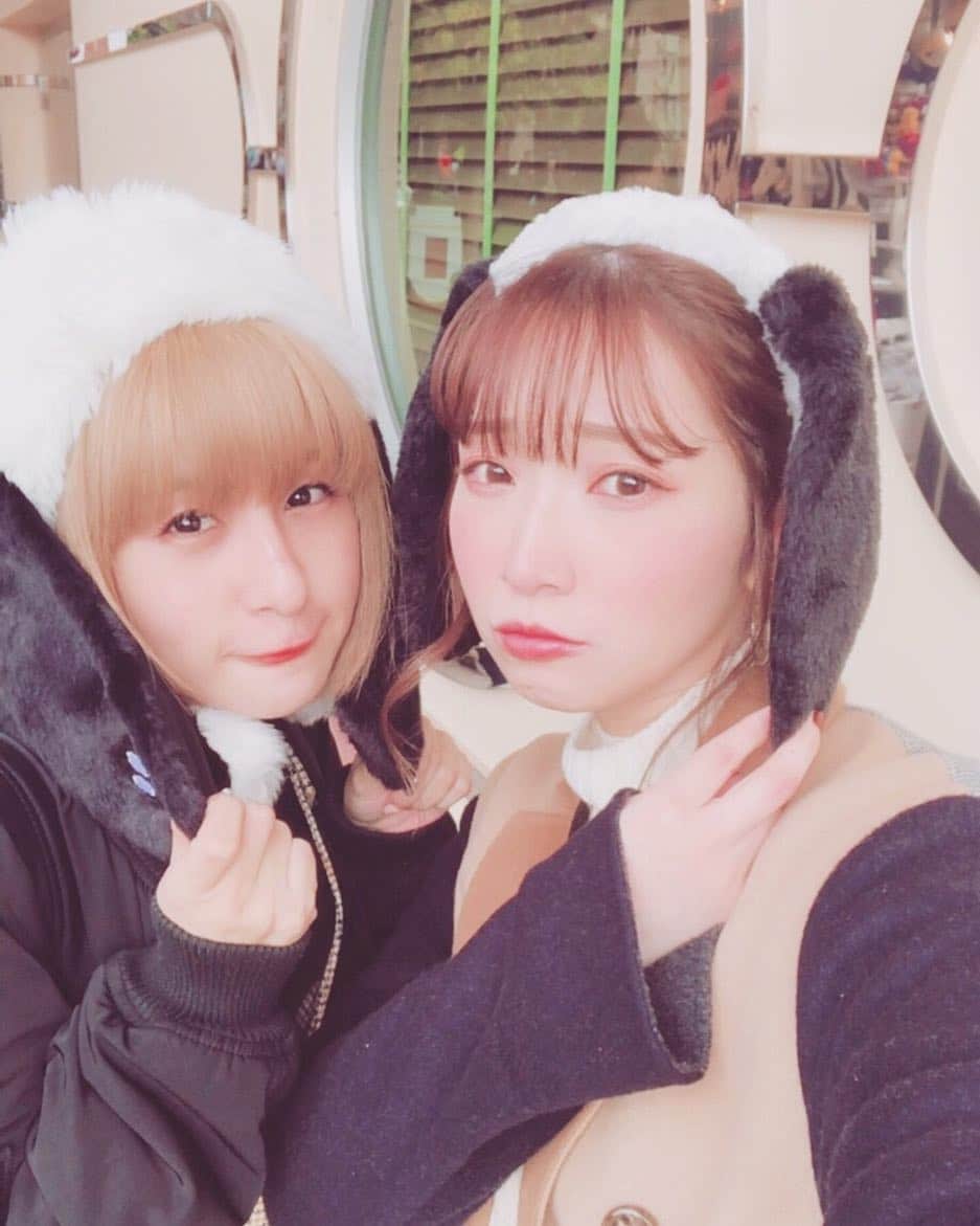 のインスタグラム：「散々悩んだ挙句、これにしました。 麻里奈さんはまとめ髪だったのでカチューシャタイプ🧡 (えーって言う麻里奈さんに、勝手に購入して無理やりつけさせる吉田)(いつものやつ) 乗り物に乗る時は被り物を外すんですが、終わると必ずすぐ取り出してつけてくれる麻里奈さんは、本当に優しくて素敵な人です。だいすき。 ゥアァァアまじで楽しかったなァアァアア！！！！ #usj #snoopy #井上麻里奈 さん」