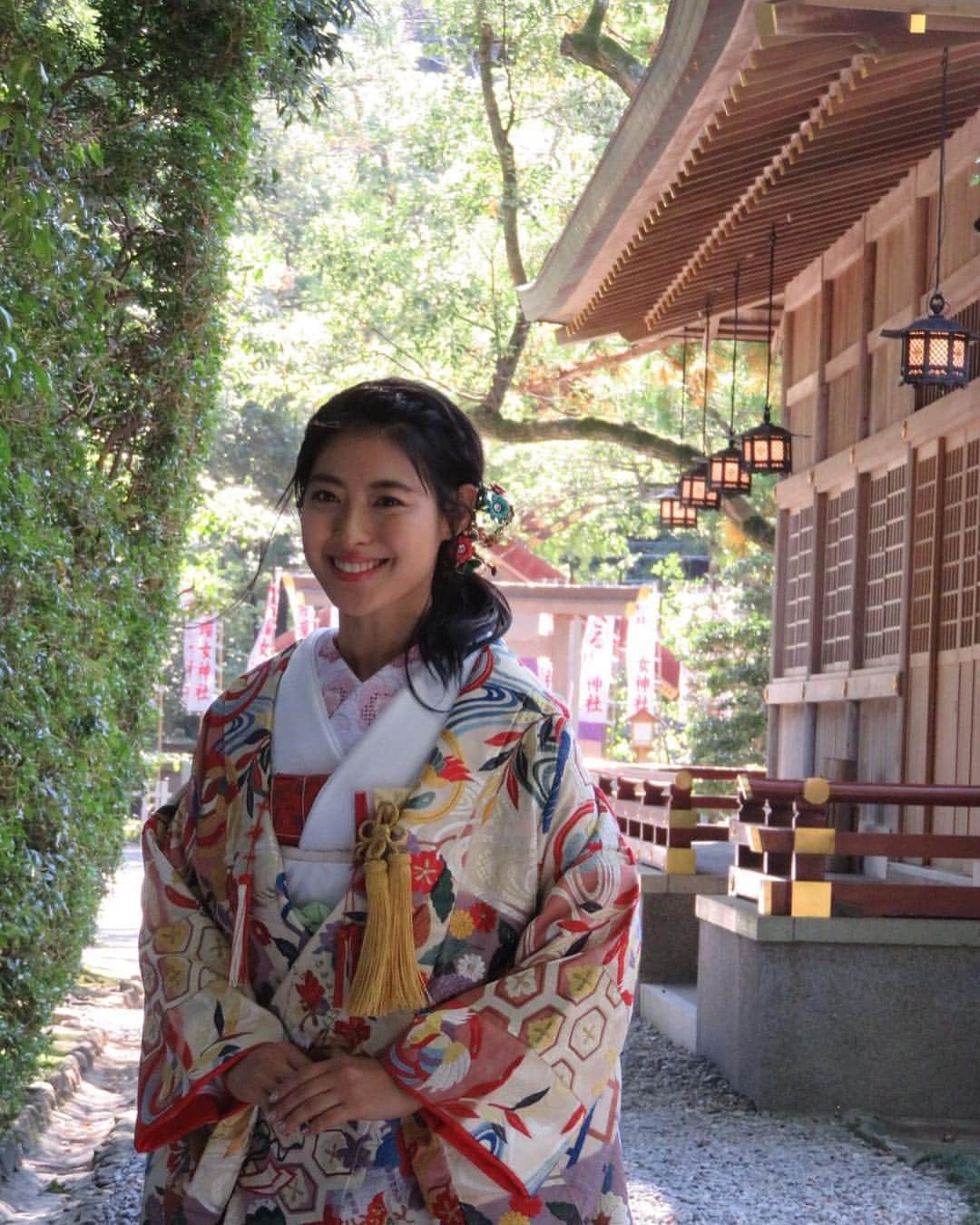 瀧本美織のインスタグラム：「本日発売です😊 #三重 の #猿田彦神社 で撮影しました⛩ぜひみてね💓 #雑誌#日本の結婚式」