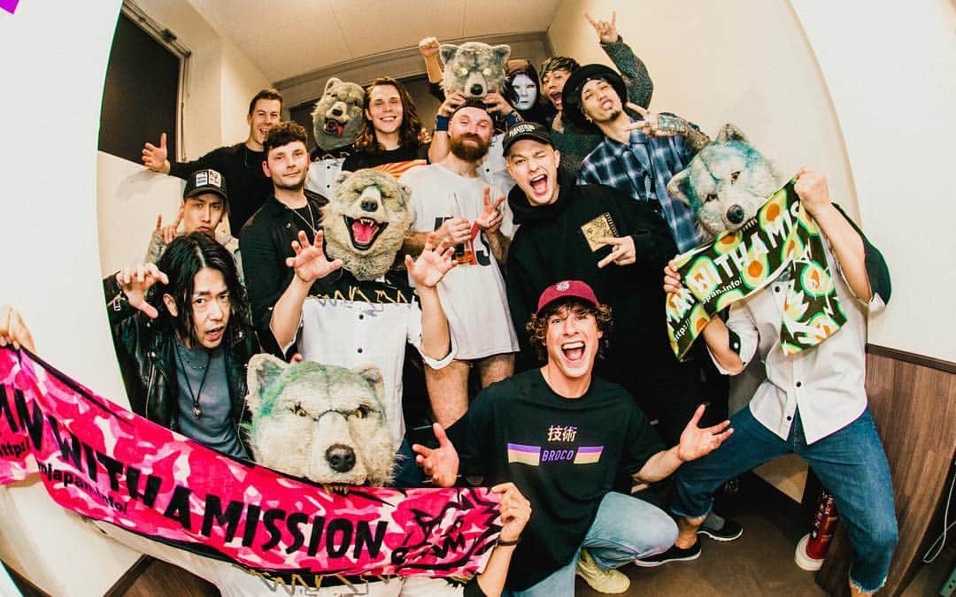 Katsuma さんのインスタグラム写真 - (Katsuma Instagram)「coldrain （日本人） MAN WITH A MISSION （地球外生命体） don broco （英国紳士）  photos by @yamada_mphoto  #ジャンケンジョニーの耳を甘噛み #こまけぇ毛が無数に前歯にくっつく #ものすごく後悔 #多分そーとーきたねぇ #だってあれどこで保管し…おっと。 #でも好き  #coldrain  #manwithamission  #donbroco」12月20日 9時52分 - katsuma_drums