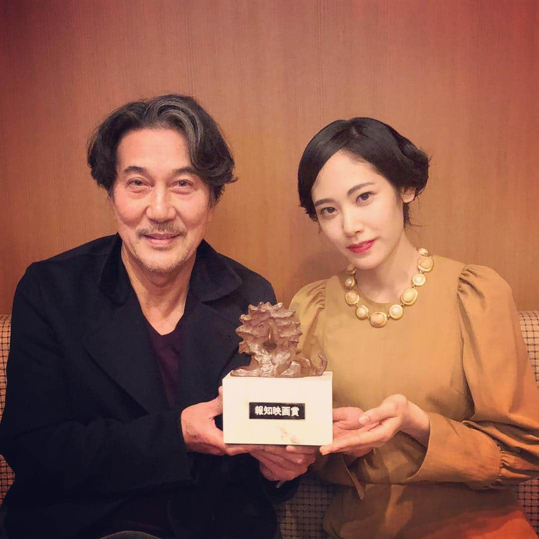 阿部純子さんのインスタグラム写真 - (阿部純子Instagram)「憧れの #役所広司 さんと、、✨ ・ 『 #孤狼の血 』で共演させて頂く以前から、 ずっと憧れの存在でした、、！ ・ それほどに役所さんのお芝居や出ている作品を心から尊敬しています。 ・ また現場でご一緒できるよう、 わたしもコツコツ頑張ります。 ・ 最後になりましたが、 役所さん、 #報知映画賞 ✨ #主演男優賞 、 本当におめでとうございます㊗️🎊」12月20日 19時59分 - junkoabe_official