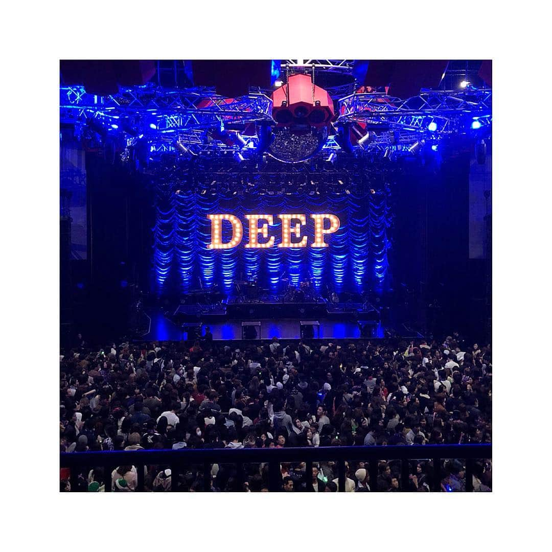 小泉梓さんのインスタグラム写真 - (小泉梓Instagram)「DEEPのLIVE TOUR 2018”THE SINGER”。 ほんとにメンバーみんな歌うますぎて感動した。  あんだけ歌が上手いとずっと聴いてられちゃうよね。  とってもいいLIVEでした。  RYO、残り少しだけど頑張ってね。 そして、12年間おつかれさま。  #DEEP #LIVE #TOUR #2018 #THESINGER  #ちゃっかり写真撮ってもらったが恥ずかしくて顔引きつった #ちなみにryoは同い年 #ダブルピース」12月20日 20時03分 - azusan111