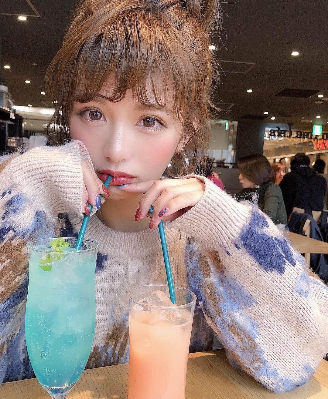 伊藤実祐さんのインスタグラム写真 - (伊藤実祐Instagram)「. . 👗#みゆ服 詳細 〜 😊♡♬💕 . . tops : @moussyofficial  denim : @blackbymoussy_official . . 可愛い思って買ったのに、 もう毛玉出来てるで？とか言わたり😕 . いや、いやいや、 もう毛玉出来てるは、センスなさすぎww🤦🏻‍♂️💞 . . 2色展開やって、ほんまはブルーに惚れて ブルーが欲しかってんけど、、着まわしを考えて🤢 . . 今年はA/Wでも 薄いブルーのデニム 流行ってるみたいやな、、💁🏼‍♂️💭👖💙 . . #ootd #outft #今日のコーデ #moussy #ニット #着痩せ #着痩せコーデ #モデル #TOKYOcreatist #伊藤実祐 #いとうみゆ #みゆちゃい . . 本でも読もうかな 〜 ... 😌📚💭☕️ .」12月20日 20時53分 - miyu.61