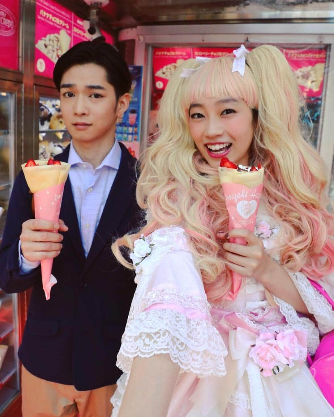 日本テレビ「プリティが多すぎる」さんのインスタグラム写真 - (日本テレビ「プリティが多すぎる」Instagram)「‪#プリティが多すぎる 🌈‬ ‪本日‼️12/20(木)25:59～放送🌸🌼‬ ‪Huluでも好評配信中🍭‬ . 今夜いよいよ最終回…😭✨ 最終回では若手ベストセラー作家の水科先生(#清水くるみ)‬が登場👍プリティすぎるロリータファッション🎀を身にまとい、南吉(#千葉雄大)を原宿のあちこちに連れ回します…💦 そしてあるミッションを心に秘めて、忙しく奔走する南吉は、Pipin存続をかけた読者イベントの準備になかなか参加できず、利緒(#佐津川愛美)とも溝ができてしますが…果たして南吉が最後に下した決断とは⁉️ 南吉が自身の想いを真っ直ぐにぶつける終盤のシーンはドラマ最大の山場です🔥 どうぞ最後までお見逃しなく‬🙇‍♂️ . #原宿のクレープ屋さんで自撮り #南吉の困惑顔 #水科先生の真意やいかに」12月20日 12時31分 - ntv_pretty