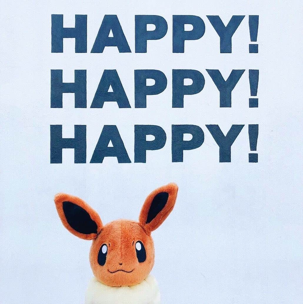 【公式】プロジェクトイーブイのインスタグラム：「⠀ 📍Okayama, Okayama / 岡山（岡山）⠀ ⠀ このInstagramを見ているみんなにもHAPPYなことが訪れますように🎶⠀ ⠀ Let’s be happy like Eevee🎶⠀ ⠀ ⠀ #traveleevee#トラベルイーブイ#ポケモン⠀⠀⠀ #projecteevee#プロジェクトイーブイ#イーブイ⠀⠀⠀ #pokemon#eevee#eievui#travel#japantrip#cute#happy⠀ #岡山#岡山観光#観光スポット#okayama#balloons⠀ #wallart#art#wallartwork#壁部#可愛い壁#風船⠀ #イラスト#フォトジェニック#インスタ映え#映えスポット⠀」