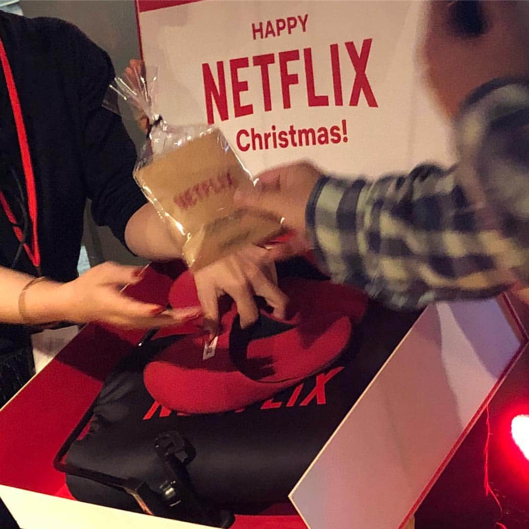 森田真結子さんのインスタグラム写真 - (森田真結子Instagram)「#NETFLIX のクリスマスパーティーに、幼なじみで #あいのりasianjourney にも出演していた、あきらくん(@akirawoss )と行ってきました！  フードも、NETFLIX内のドラマにちなんだものが用意されていて、素敵だった～！ クイズも楽しかったし、参加者全員に配られた、オリジナルグッズ(イヤホン内蔵まくら、スリッパ、スマホスタンド、コーヒー！)も！ ゴローンしながらも、寝ないで観ろ！ってことですね‥笑  メディア関係の方が多かったのですが、衣装提供でお世話になるハヤカワ五味さんにご挨拶ができて良かった！ 顔が小さすぎました‥可愛かった‥ 誘ってくれたあきらくん、ありがとう♪  #ネトフリ #ネトクリ」12月20日 13時55分 - mayodarts