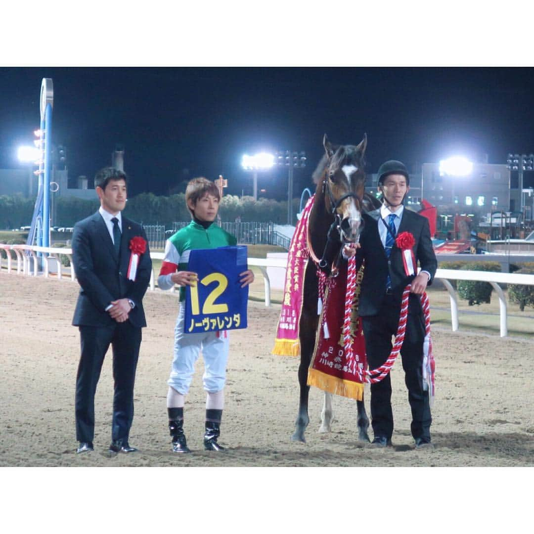 津田麻莉奈さんのインスタグラム写真 - (津田麻莉奈Instagram)「第69回全日本2歳優駿🏇💨✨ 勝ったのは、唯一の関西馬ノーヴァレンダでした。 北村友一騎手はレース後、 「入れ込んでいた割にいいスタートを切って楽にいいポジションにつけられた。」とおっしゃっていました。 ⁑ また斉藤崇史調教師は、 「開業してはじめての重賞ですし、良かったです。」 と笑顔でお話されていました。 とても和やかで、皆さんの喜びがこちらにも伝わる素敵なインタビューでした。 関係者の皆さま、おめでとうございます😊🎉 ⁑ 写真2枚目・3枚目👈 勝ったノーヴァレンダと、外から猛然と追い込み大接戦を演じたデルマルーヴル。 ⁑ 掲示板に着順が表示され、場内から歓声が沸いた瞬間。この2頭も同時に掲示板の方を見た… ような気がしました🐴🐴 ⁑ #全日本2歳優駿 #川崎競馬 #川崎競馬場 #川崎 #競馬場 #競馬 #地方競馬 #楽天競馬 #楽天競馬ポッイントもらっちゃおう娘  #kawasaki #kawasakiracecourse  #rakutenkeiba #keiba #umajo #talent #tokyo #japan #japanesegirl #まりなる #津田麻莉奈」12月20日 13時55分 - tsudamarinal