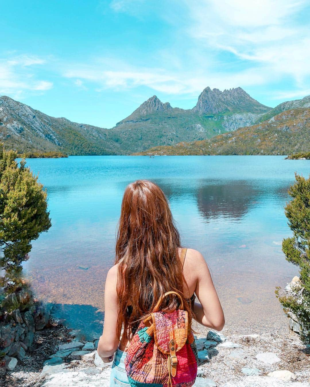 羽石杏奈さんのインスタグラム写真 - (羽石杏奈Instagram)「オーストラリアタスマニアで訪れたDove lake✴︎✴︎✴︎ タスマニアは世界一空気が綺麗な場所ともいわれてるんだって！早起きして湖の周りをウォーキングしたんだけど、空気がすごく澄んでて本当に気持ちよかった🥰✌︎ 次は数日かけてのトレッキングとか行きたいな〜！ #Qantas #カンタス航空 #SeeAustralia #オーストラリア #まだ知らないオーストラリア @girl_license . 今日から久々の長旅！約３週間！いってきまーす✈︎」12月20日 14時47分 - hawaiianna913