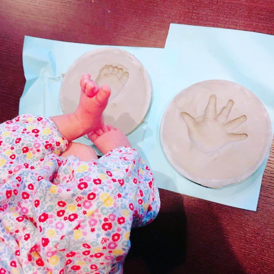 丸高愛実さんのインスタグラム写真 - (丸高愛実Instagram)「今日で娘が産まれて1ヶ月👶🎀 . 祝1ヶ月と言う事で手形と足形をとって頂きました✋🦶❤️ 出来上がり楽しみ‼️ #娘 #生後1ヶ月」12月20日 14時52分 - marutakamanami