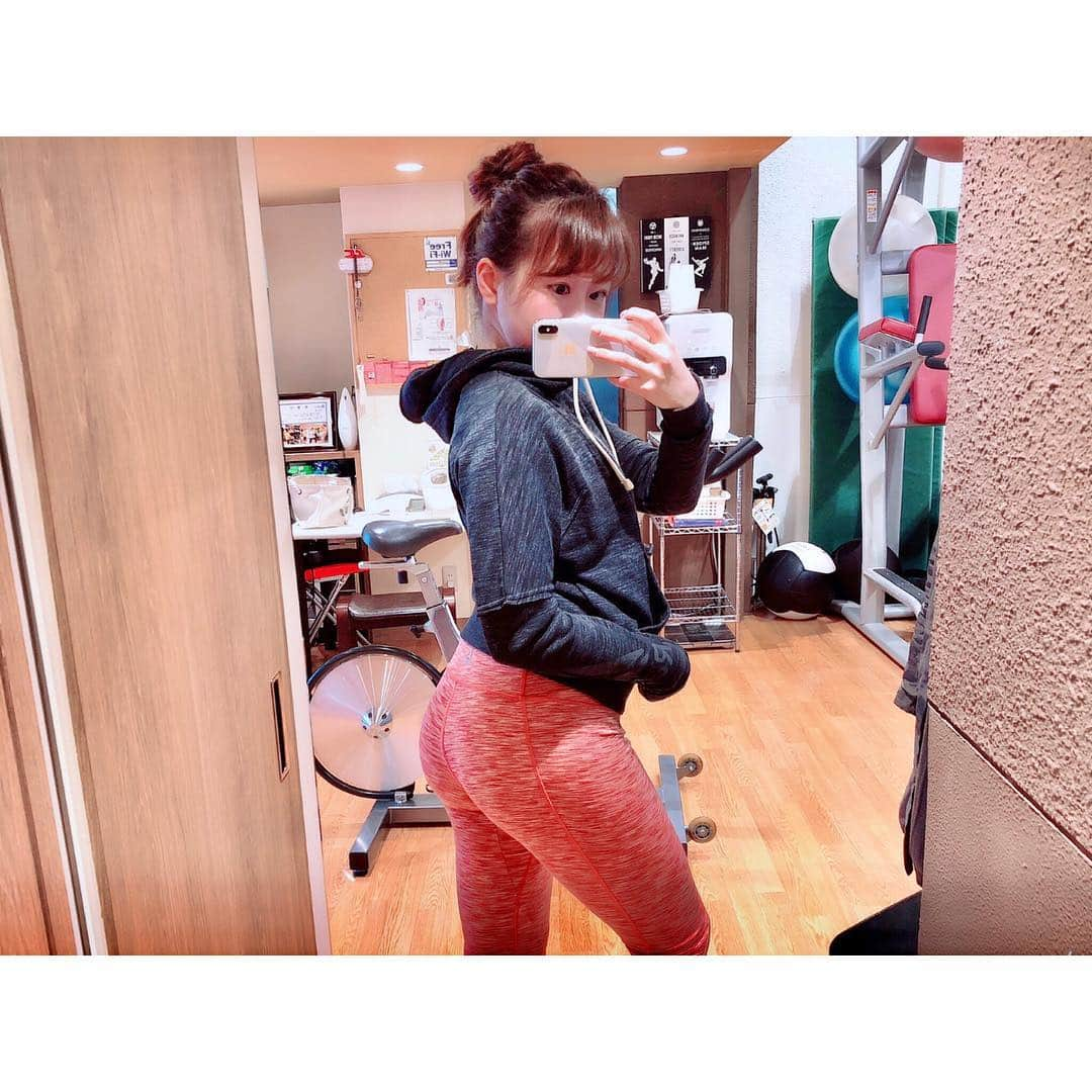 津田麻莉奈さんのインスタグラム写真 - (津田麻莉奈Instagram)「#パーソナルトレーニングジム へ🏋️‍♂️ ⁑ 太ももにチューブ巻いて膝を開いたり閉じたりする地味トレ、めちゃくちゃお尻に効きます。 ⁑ 仕上げはスクワット100回‼️✨ 有馬記念へ向けて、最終追い切り万全🏇 ⁑ #目指せヒップ100cm 💯 #hey尻 #有馬記念の勝ち馬を教えて #尻トレ #尻 #尻神 #ボディメイク  #ヒップアップ #パーソナルトレーニング #筋トレ #筋肉 #筋トレ女子 #腹筋女子 #ワークアウト #ダイエット #フィットネス #ジム #尻トレーニング #美容 #fitness #workout  #fitnessgirl #엉덩이 #trainingwear #personaltraining #japanesegirl #talent #津田麻莉奈 #まりなる」12月20日 15時15分 - tsudamarinal