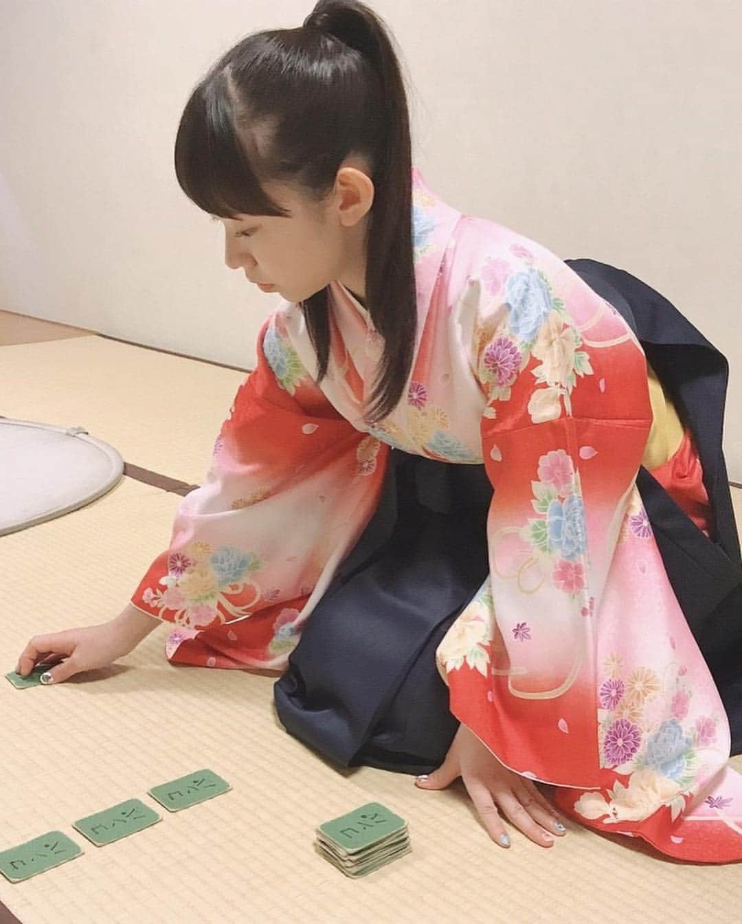 長澤茉里奈さんのインスタグラム写真 - (長澤茉里奈Instagram)「今日発売のドライバー まりちゅう百人一首やってるよ！ むずかしすぎて大変だった！笑笑 中学生の時ぶりだったなぁ。 そして誌面でのまりちゅうアクティビティが最終回😂😂 約1年半一緒に楽しいロケをたくさんしてくれた担当さんが、異動になってしまったのだ、、、、！ ここで誌面は一旦終了だけど、、、、？？？これだけじゃ終わらない。まだまだ楽しみにしててくださいっ！(意味深) いつもありがとうこれからもよろしくの気持ちでいっぱいンゴ☺️❤️ #まりちゅう #長澤茉里奈」12月20日 15時27分 - marinanagasawa1008