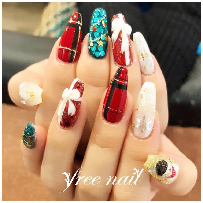 free nail フリーネイルのインスタグラム：「. お客様クリスマスネイル💅🏻🎅🏻🎄✨ . クリスマスネイルの準備はOKですか❓🥰🎄💫✨ . 赤チェックと3Dで素敵なクリスマスプレゼントネイル🎅🏻🎁💚❤️✨ . ご来店ありがとうございました🙇‍♀️🙇‍♀️🙇‍♀️ . #ネイル #フリーネイル #ネイルアート #ジェルネイル #ネイルサロン #大阪ネイルサロン #ネイルデザイン #ネイルチェンジ #クリスマスネイル #クリスマスデザインネイル #ツリーネイル #雪の結晶ネイル #チェックネイル #3dネイル #スノーマンネイル #リボンネイル #グリッターネイル #レッドネイル #グリーンネイル #ホワイトネイル #デザインネイル #冬ネイル #美甲 #christmasnails #nailsart #nailsalon #nailsdid #newnails #newnail #freenail」