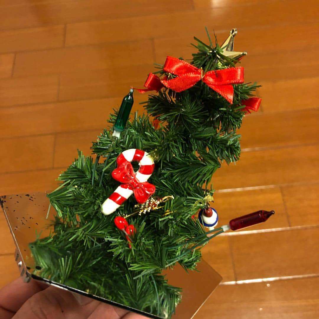 岩本勉さんのインスタグラム写真 - (岩本勉Instagram)「姪っ子の為にクリスマスツリーの置物を修理やわ(^｡^) 20年選手の置物やからギヤの樹脂が劣化してたわいや(//∇//)」12月20日 16時35分 - gun18gun18