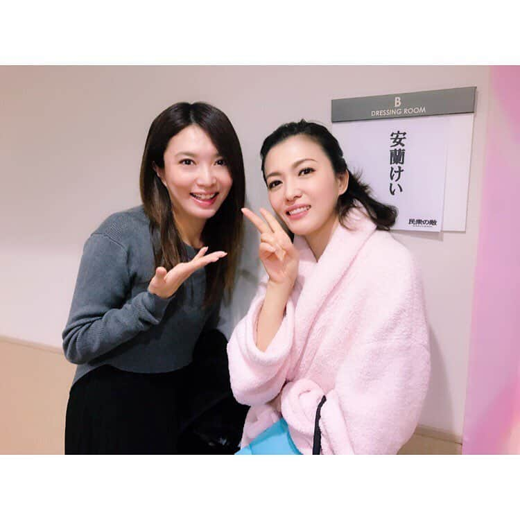 蓮城まことさんのインスタグラム写真 - (蓮城まことInstagram)「☆‪ 安蘭けいさんご出演の‬ ‪『民衆の敵』‬ ‪観劇してきました✨‬ ‪めーっちゃ面白かった😆‬ ‪こういう話大好きだし、‬ ‪場面転換の演出とか素敵すぎて、‬ ‪大変気に入りました😍‬ ‪瞳子さんは流石の美しさと素敵さ。‬ ‪もう本当に憧れます！！‬ ‪大好きっ！‬ ‪#民衆の敵‬ ‪#シアターコクーン‬ ‪#安蘭けい さん‬ #瞳子さん #永遠の憧れ ‪#時差ボケなし‬」12月20日 17時03分 - makotorenjo_king_official