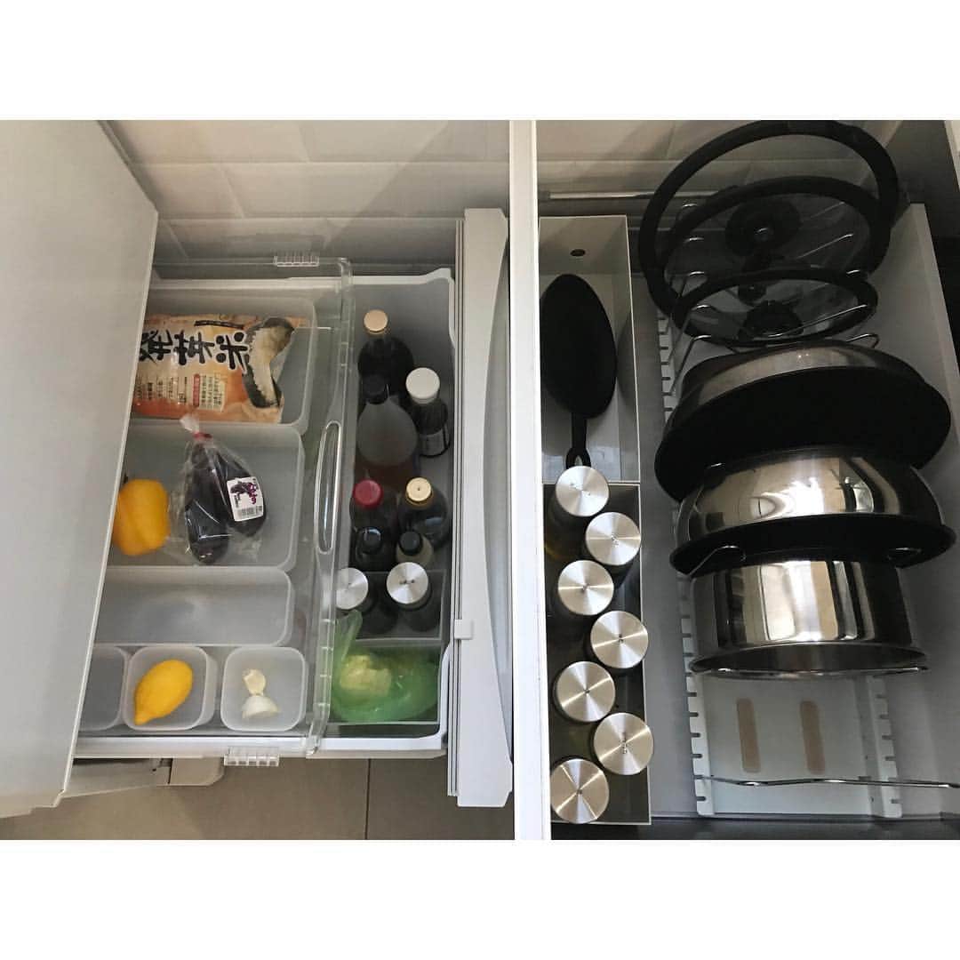 yuki さんのインスタグラム写真 - (yuki Instagram)「. . こんばんは☺️✨ . . 久しぶりに調味料の収納について✨ . オイルやお酢はコンロの下の引き出しに。 . 醤油やソースなど冷蔵庫に入れた方がいいものは、冷蔵庫下段に収納しています。 . 我が家はオイルがそのままだと高さ的に引き出しが閉まらなかったので💦詰め替えて収納しています✨ . . 最近はお醤油とかお酢とかずっと同じものをリピートしているので、新しいものも試してみたいなと思っています☺️✨ . 何かオススメのものがあればまた教えてもらえたらうれしいです♡ . . 《お知らせ》 . 急な告知ですみませんが、#ランチョンマットfit が今日12月20日の20時から再販されることになりました！ . 使っている方のお写真も載せてみました✨ . @meguri4 ちゃん @_____mai.3 さん @ha7mii.ism さん のおうちのお写真です☺️💕 . 毎日の食卓になじんでいる様子、とてもうれしく思います😊ありがとうございます✨ . またクーポンも発行されるので、よかったらのぞいてみてくださいね。ストーリーズに載せておきます♩¨̮* . . #マイホーム #インテリア #注文住宅 #キッチン #キッチン収納 #調味料 #調味料収納 #フライパン収納 #冷蔵庫 #無印良品 #収納 #キッチンアイテム #ランチョンマット #myhome #interior #kitchen #roomインスタグラマー」12月20日 17時42分 - yuki_00ns