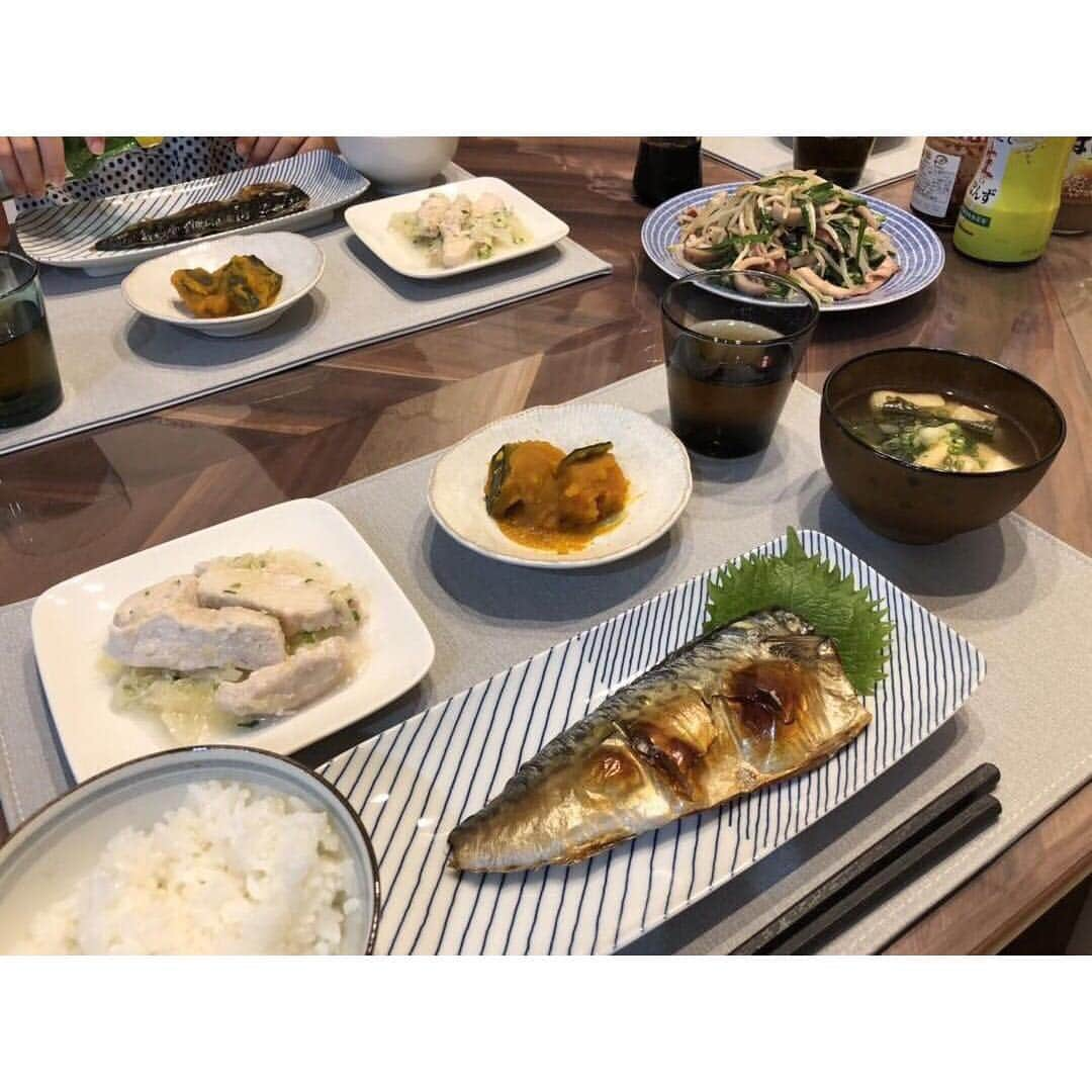 yuki さんのインスタグラム写真 - (yuki Instagram)「. . こんばんは☺️✨ . . 久しぶりに調味料の収納について✨ . オイルやお酢はコンロの下の引き出しに。 . 醤油やソースなど冷蔵庫に入れた方がいいものは、冷蔵庫下段に収納しています。 . 我が家はオイルがそのままだと高さ的に引き出しが閉まらなかったので💦詰め替えて収納しています✨ . . 最近はお醤油とかお酢とかずっと同じものをリピートしているので、新しいものも試してみたいなと思っています☺️✨ . 何かオススメのものがあればまた教えてもらえたらうれしいです♡ . . 《お知らせ》 . 急な告知ですみませんが、#ランチョンマットfit が今日12月20日の20時から再販されることになりました！ . 使っている方のお写真も載せてみました✨ . @meguri4 ちゃん @_____mai.3 さん @ha7mii.ism さん のおうちのお写真です☺️💕 . 毎日の食卓になじんでいる様子、とてもうれしく思います😊ありがとうございます✨ . またクーポンも発行されるので、よかったらのぞいてみてくださいね。ストーリーズに載せておきます♩¨̮* . . #マイホーム #インテリア #注文住宅 #キッチン #キッチン収納 #調味料 #調味料収納 #フライパン収納 #冷蔵庫 #無印良品 #収納 #キッチンアイテム #ランチョンマット #myhome #interior #kitchen #roomインスタグラマー」12月20日 17時42分 - yuki_00ns