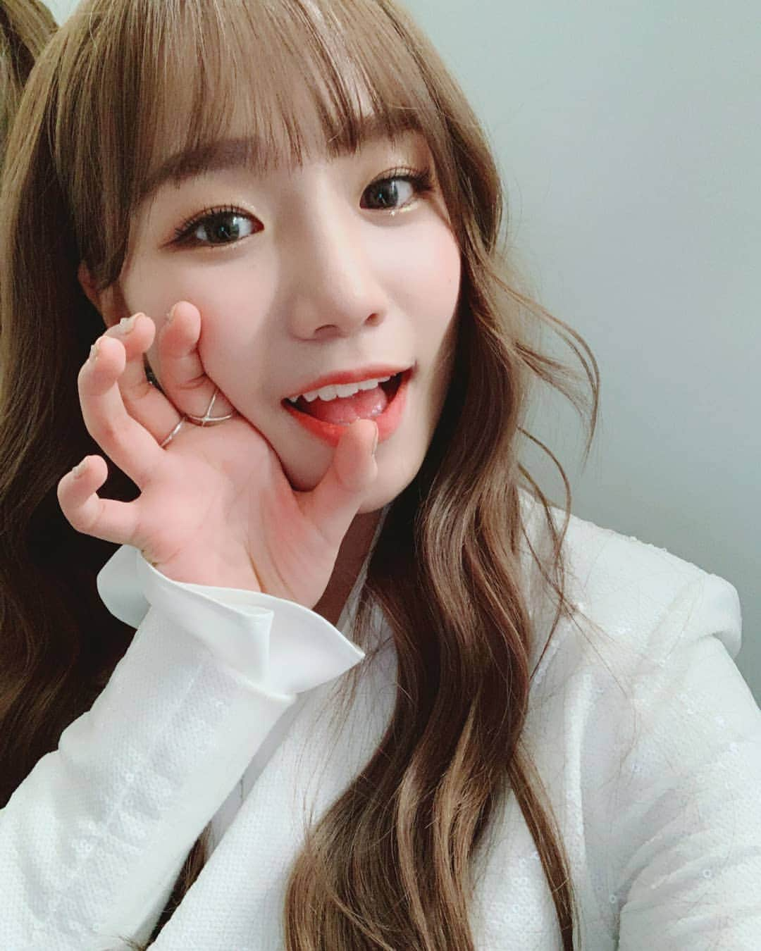 IZ*ONEさんのインスタグラム写真 - (IZ*ONEInstagram)「신데렐라로 변신😭 シンデレラに変身😭  #유리 #ユリ #IZONE #아이즈원 #アイズワン」12月20日 18時16分 - official_izone