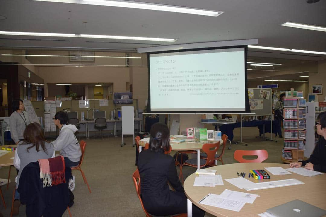 Soka Universityさんのインスタグラム写真 - (Soka UniversityInstagram)「スペイン発祥の参加型読書会「アニマシオン」が、12月14日（金）、日本語ライティングセンターと学生団体Soka Reading Projectの共催（講師：総合学習支援センター・仲井間静香助教）で本学中央図書館1階ラーニング・コモンズにおいて開催されました。 #discoversoka #sokauniversity #創価大学 #八王子 #hachioji #tokyo #東京 #campus #キャンパス #library #図書館 #event #イベント #students #学生 #knowledge #知識 #sodaigram」12月20日 18時17分 - sokauniversity