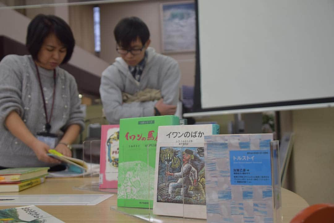 Soka Universityさんのインスタグラム写真 - (Soka UniversityInstagram)「スペイン発祥の参加型読書会「アニマシオン」が、12月14日（金）、日本語ライティングセンターと学生団体Soka Reading Projectの共催（講師：総合学習支援センター・仲井間静香助教）で本学中央図書館1階ラーニング・コモンズにおいて開催されました。 #discoversoka #sokauniversity #創価大学 #八王子 #hachioji #tokyo #東京 #campus #キャンパス #library #図書館 #event #イベント #students #学生 #knowledge #知識 #sodaigram」12月20日 18時17分 - sokauniversity