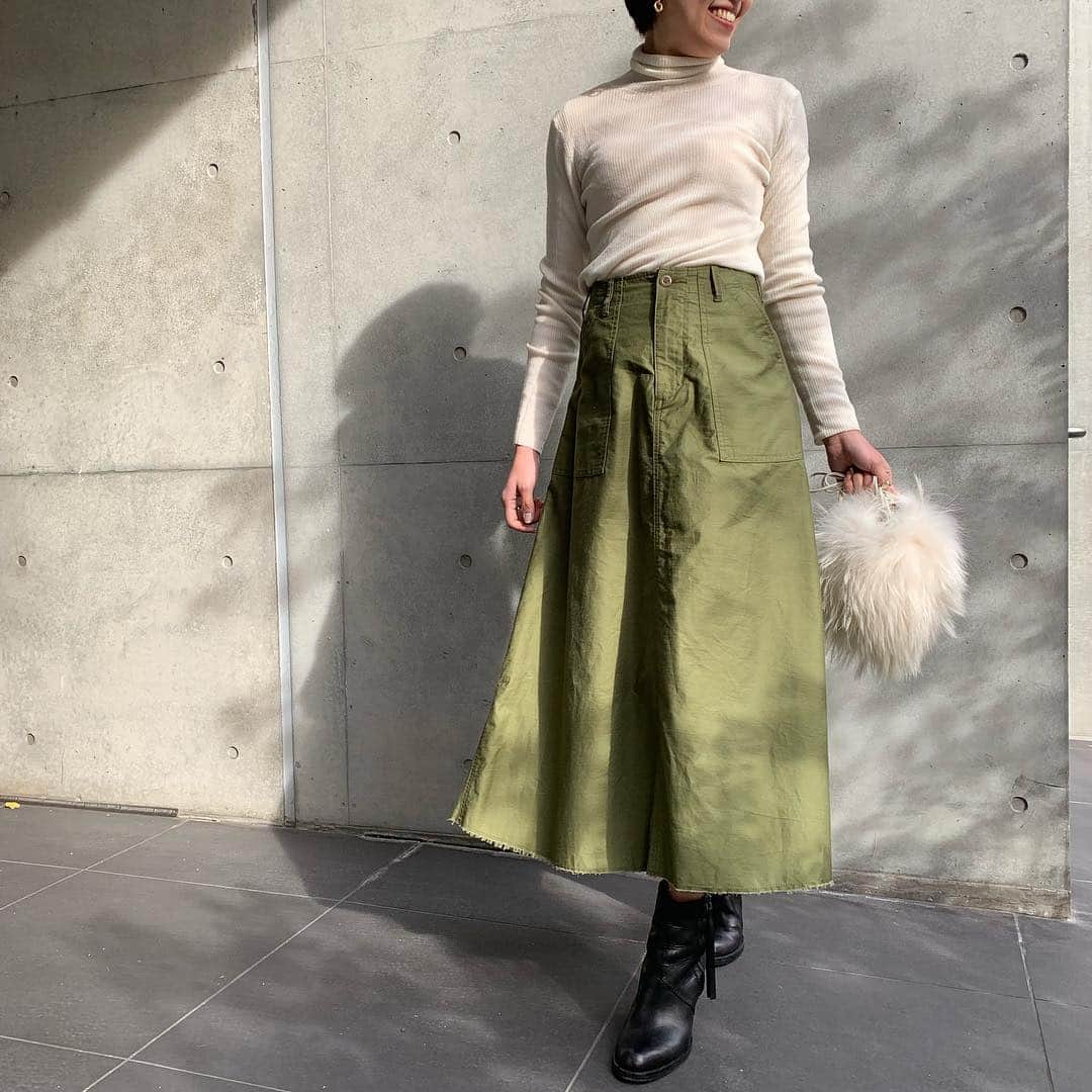 Moname Official Instagramさんのインスタグラム写真 - (Moname Official InstagramInstagram)「#Moname ． ． ベイカーパンツのマニッシュな印象を残しつつ、女性らしいロング丈のフレアスカート。 丈感もくるぶし上で、重くなりすぎず軽やかに仕上がっています。 ． Baker Long Skirt No.41183235 col.KHK ¥12,000+tax ． #ベイカースカート#skirt#カーキ」12月20日 18時27分 - moname.official