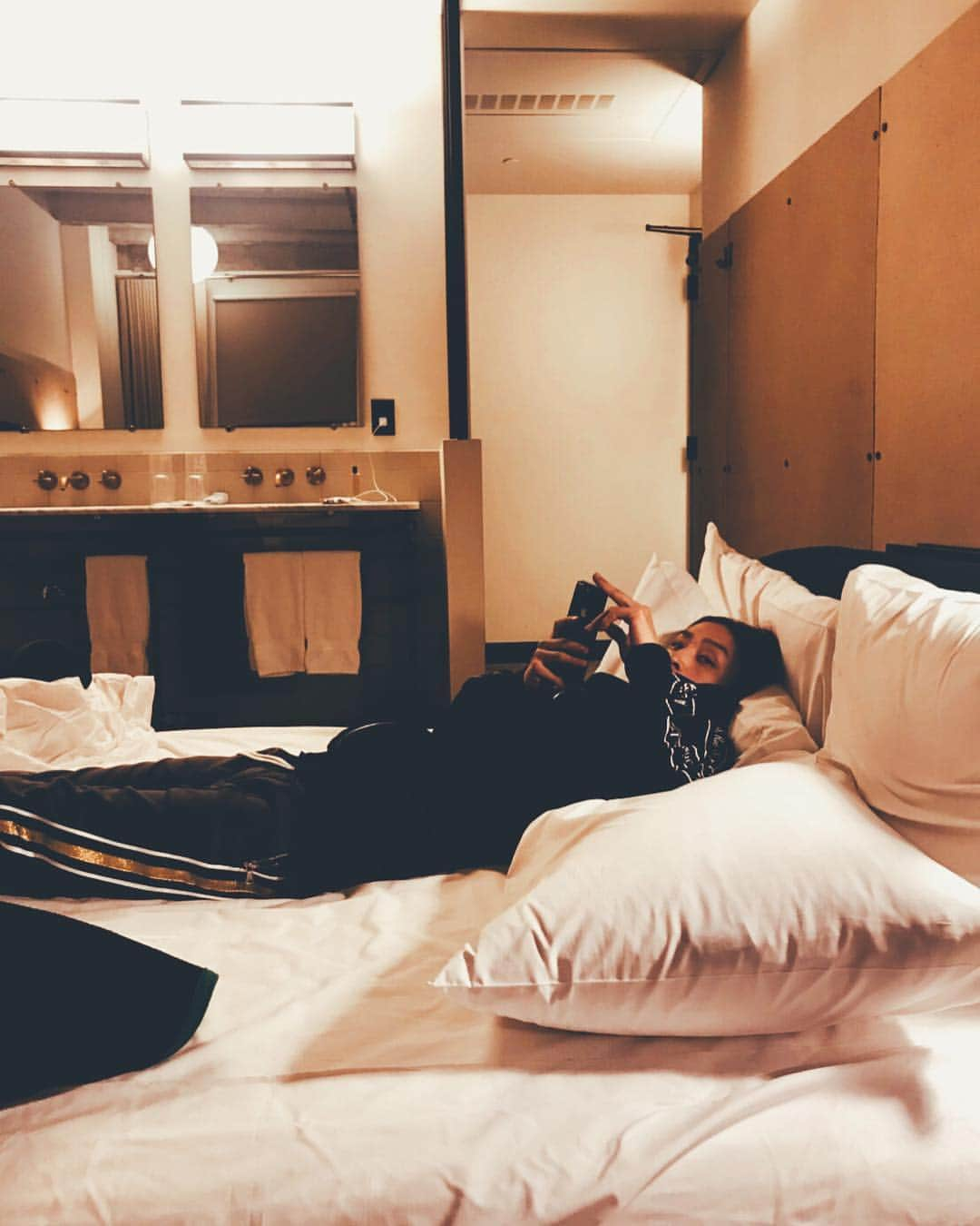 植野堀誠さんのインスタグラム写真 - (植野堀誠Instagram)「can’t get out of bed.. 風邪はもうひかなくなったけど、朝布団からなかなか出れないです。 起きるのに必要なのは気合いだけだよね。 LAではAce Hotelに泊まってるけど、ホテル内もプールバーもスタッフもアメニティも無駄にオシャレな感じで、んー😕という感じ。」12月20日 18時34分 - makotouenobori