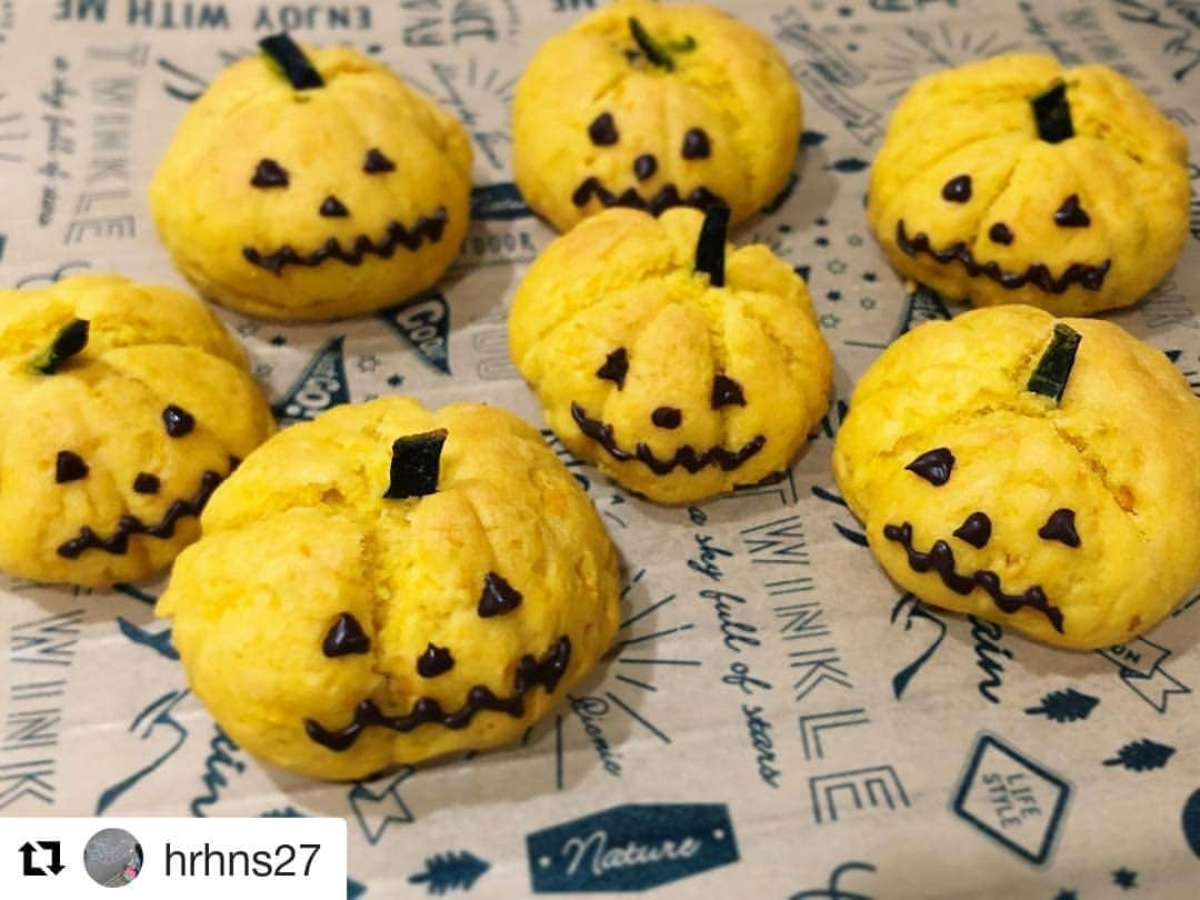 カルビー サッポロポテトのインスタグラム：「ベジたべるハロウィンフォトコンテストの当選者様のお写真紹介第二弾❕, , ということで。, 本物⁉️と見まちがう、かぼちゃ🎃のスコーンだそうです‼️, , こんなお菓子が作れたらどんなに楽しいでしょう❗, 羨望の眼差しを向けつつ、かぼちゃに関する#うんちく をおひとつ。, , #12月22日 は#冬至 。, 冬至には#かぼちゃ を食べて#柚子湯 に入る習慣があります。, 風邪をひかないとか#金運 を祈願する意味があるそうですよ😷👛, , 最近ぐっと寒くなって来ましたね～🐧, 明後日22日には、かぼちゃ料理👩‍🍳でほっこりするも良し、, ぐっと気軽に、かぼちゃ🎃入りの#ベジたべる や、#サッポロポテトバーベQあじ で、風邪をひかないように🙏金運祈願をしてみてはいかがでしょうか❗, , #Repost @hrhns27 (@get_repost) ・・・ ホットケーキミックスで作った かぼちゃのスコーン🌟 . 集まると何とかかわいい、かなw」