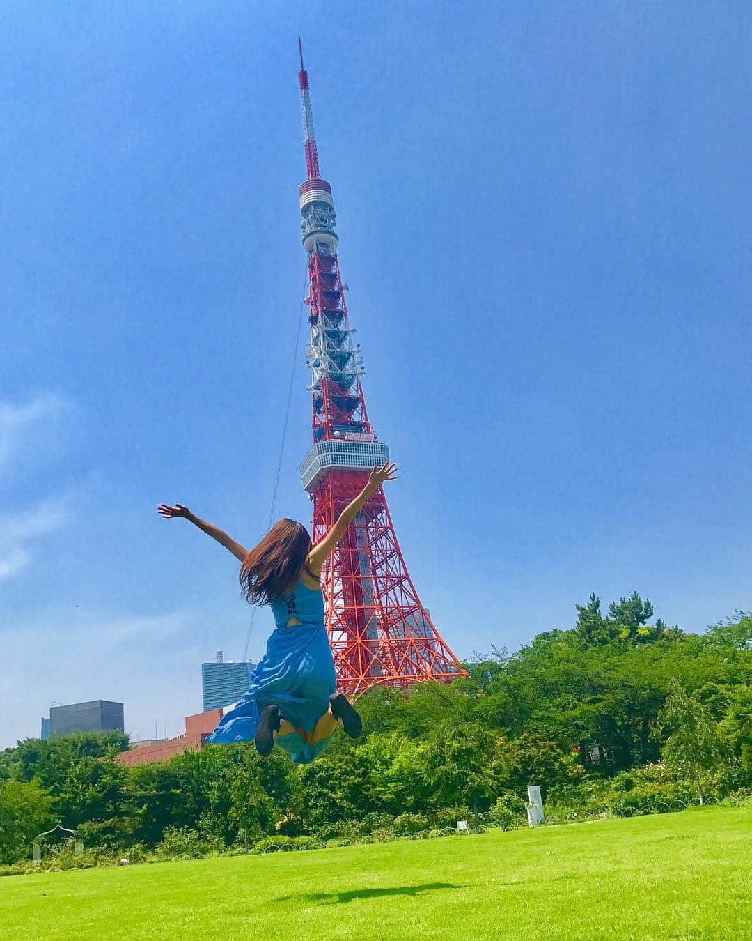 美波千夏さんのインスタグラム写真 - (美波千夏Instagram)「フォロワーさん、気づけば5万人突破してました🎉ありがとうございます🥺💕 久しぶりにコメント&質問返しします！1人1回だけでお願いします✨ 明日のこの時間までにいただいたコメントまで有効です🙌 . . . #東京タワー #tokyotower #tokyo #東京 #JAPAN」12月20日 19時24分 - chinatsu_minami