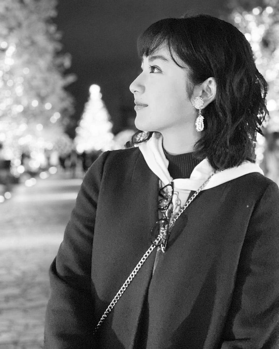 平祐奈さんのインスタグラム写真 - (平祐奈Instagram)「街中が輝いてて綺麗ですね✨ そろそろサンタさんがやってくるね〜 いい子にしてなくちゃ🎄🤶 お友達とイルミネーションを見たときの写真✨ #クリスマス #イルミネーション #なんでモノクロにすんねん #ダハハ #でも輝いてる感じは伝わるでしょ？ 🐥」12月20日 19時20分 - yunataira_official