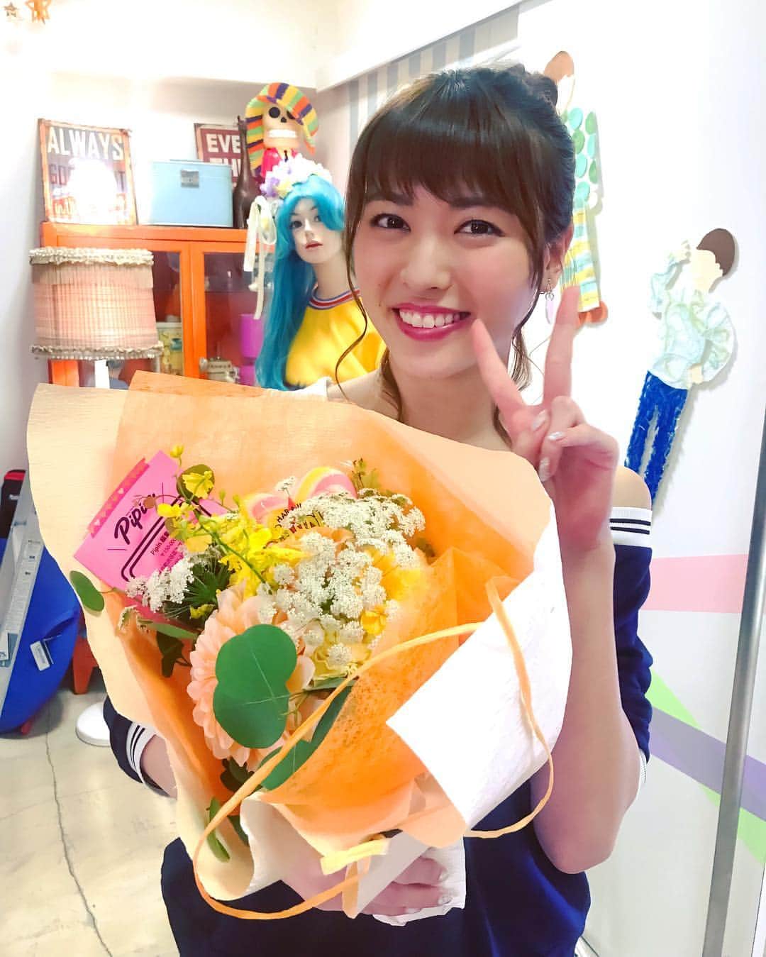 日本テレビ「プリティが多すぎる」のインスタグラム：「#プリティが多すぎる 🌈 最終回は12/20(木)25:59～放送🌸🌼 Huluでも好評配信中🍭 . Pipin編集部メンバーも続々クランクアップ‼️😭まずは末っ子のイチコ(#矢島舞美)✨いつも明るいイチコは、持ち前の愛嬌と若さを武器に編集部でも大活躍🌟露出度高め(❓)のファッションも毎回とってもプリティでした😍 . #今夜いよいよ最終回 #最後までお見逃しなく」