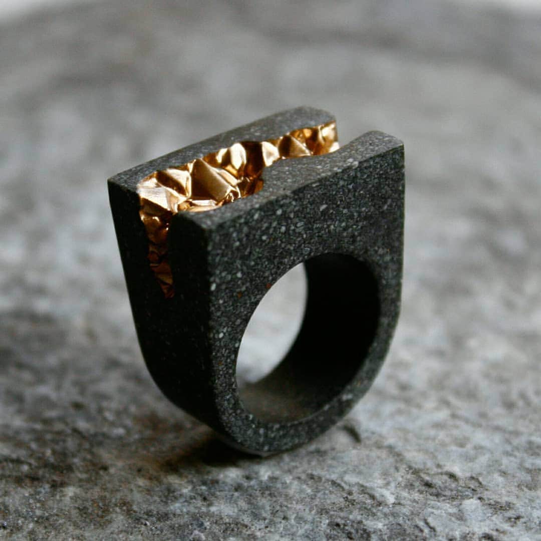 Britta Boeckmannのインスタグラム：「This is the Anakie ring 😊😊 BoldB.com.au  #boldb #ring #concrete #concretejwelry #concretering #statementring #ring #chunkyring #jewellery #jewelry #jewelrydesign #melbournedesign #melbourne #australiadesign #australia #gold」