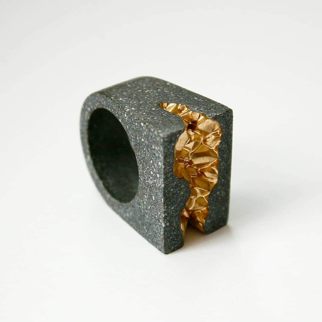 Britta Boeckmannさんのインスタグラム写真 - (Britta BoeckmannInstagram)「This is the Anakie ring 😊😊 BoldB.com.au  #boldb #ring #concrete #concretejwelry #concretering #statementring #ring #chunkyring #jewellery #jewelry #jewelrydesign #melbournedesign #melbourne #australiadesign #australia #gold」12月21日 6時37分 - brittaboldb