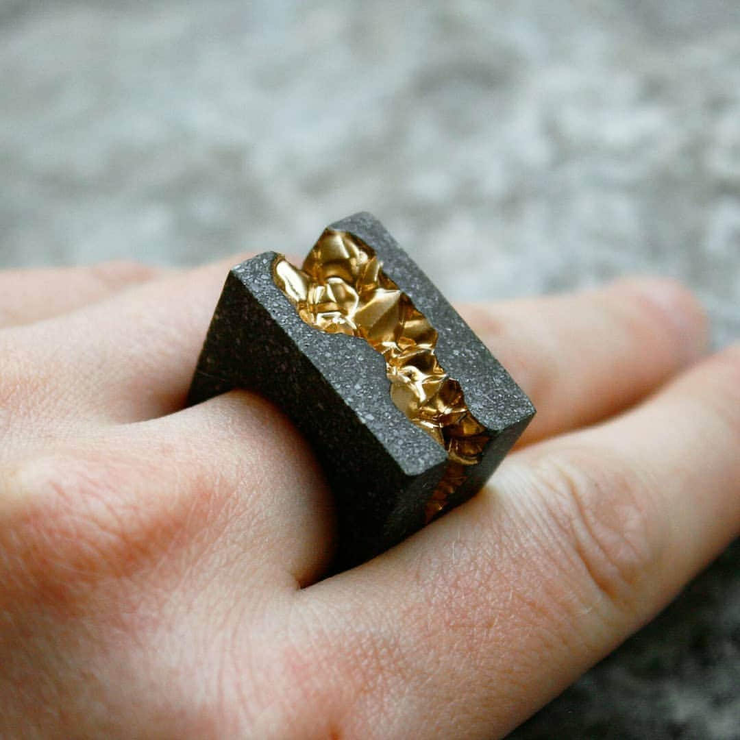 Britta Boeckmannさんのインスタグラム写真 - (Britta BoeckmannInstagram)「This is the Anakie ring 😊😊 BoldB.com.au  #boldb #ring #concrete #concretejwelry #concretering #statementring #ring #chunkyring #jewellery #jewelry #jewelrydesign #melbournedesign #melbourne #australiadesign #australia #gold」12月21日 6時37分 - brittaboldb