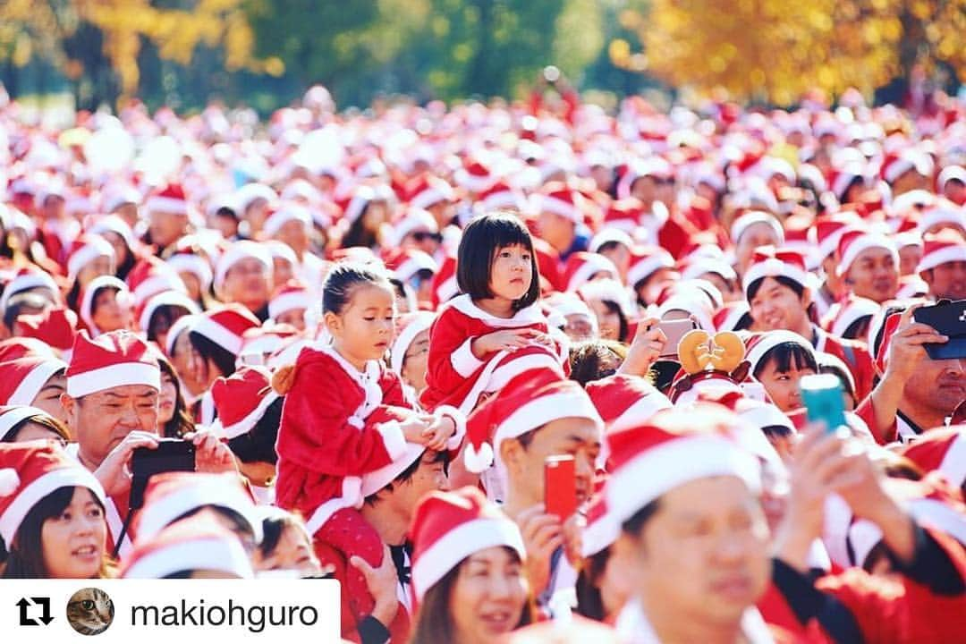 里田まいさんのインスタグラム写真 - (里田まいInstagram)「北海道会の姐さん、大黒摩季さんのインスタよりリポストさせていただきます(^^) #Repost @makiohguro with @get_repost ・・・ 💖素敵過ぎるクリスマス🎄❇️💖🌟拡散希望‼️‼️🌟 : 12月23日（日）明治神宮外苑に子どもサンタクロース🎅が大集合！＆大行進！する、東京初開催の「Great Santa Run 2018」 参加者大募集☆彡です💓 : スコットランドのエジンバラで長年開催されている輝かしいチャリティーイベント、あの「　サンタラン　」が、今年は東京で行われることになりました！！しかも！ ： 利害や区別や差別で中々、大人達が素直に助け合えないこの世の中。サンタクロースの衣装を着た子ども達がファンラン（行進）することで、国内外で病気と闘う子ども達にクリスマス・プレゼントを贈ったり、 海外で満足に医療を受けることができない子ども達を支援する、所謂 : 「 子どもが子どもを支える✨ 」、そんなキラキラと純度溢れ心洗われる夢のチャリティーイベントなのです💓その趣旨に心打たれ、 わたくし大黒摩季も僭越ながらスペシャルアンバサダーとして応援しまくります♪ ： ご家族で過ごす温かいクリスマスもSweetですが、大勢の仲間達と楽しく世の中の為になる、この💖素敵過ぎるクリスマス🎄❇️は、お子さんにとって一生忘れることのない最高の冬休みの思い出になると思います♪ : そして、世界中で広がってきているこのサンタランに参加したことが将来きっと 「　人としての誇り　」になると私は確信しています。 : お子さんに相談すれば間違いなくGO!!!な、楽しみ満載のイベントなので♪、あとは東京へ行く行かない問題、大人の勇気だと思いますが（苦笑）。そこは、二度とない子どもだけのサンタランです。大人が真っ先に、熱くなれ！！🔥当日、私も会場にいますし、ちょこっと歌います❣️🙋ので是非いらして下さいませ🌠最高の冬休みの思い出、一緒に作りましょう😉💓 : 詳しくはコチラhttps://santa-run.tokyo/  大黒摩季Official Web Site http://maki-ohguro.com/info/index.html#entry181217 :  #東京グレートサンタラン  #サンタラン #TGSR2018  #大阪グレートサンタラン  #チャリティー #素敵過ぎるクリスマス #参加者大募集 #拡散希望 #子どもが子どもを支える #サンタクロース #クリスマス #大黒摩季 #熱くなれ #冬休みの思い出」12月20日 22時24分 - maisatoda_official