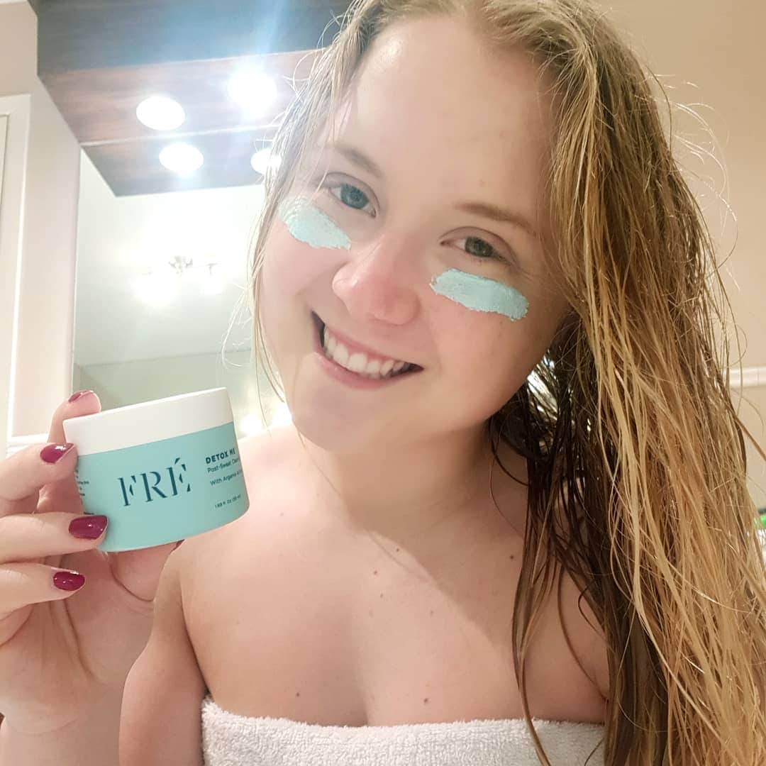 ジュリアン・セガンのインスタグラム：「Fré Detox Me 🚨OFFRE POUR 48H 🚨 ⏳utilise mon code promotionnel JUSEG et tu auras 15% de rabais!⏳ Masque netoyant post-sweat! •100% végane (non testé sur les animaux 🐕) •Testé pas les dermatologues •Prévient l'acnée et balance le PH de la peau •Laisse une sensation de fraîcheur 🍃  Pour connaître les produits Fré:  @freskincare  Lien dans ma bio 😉 #detoxme」
