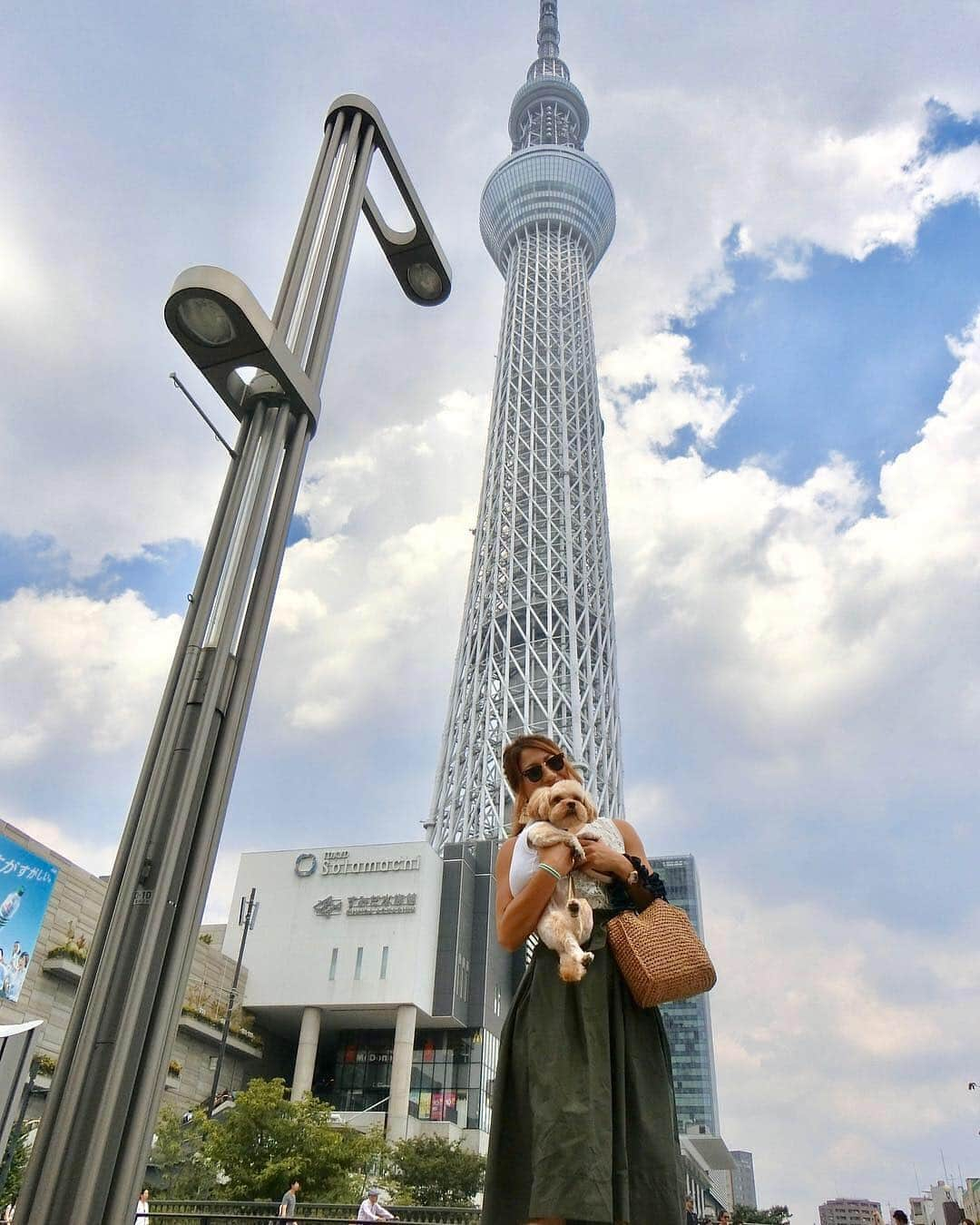 宮川杏奈さんのインスタグラム写真 - (宮川杏奈Instagram)「27歳の私は『宮川杏奈』を卒業して 『池田杏奈』になりました💍 . 自分と向き合う舞台がビーチバレーから パーソナルトレーナーになりました💪🏽🔥🔥🔥 . いろんな所に行って やりたい事をやって 会いたい人に会って 食べたいものを食べて たくさん笑ってたくさん気づきました🍀 . たくさんたくさん感謝します👰🏼💕 . ありがとう😊 これからも自分の心に素直に 最高の家族を大切にね！！！🐶 . #笑う門には福来る #感謝の心 #ありがとう #パーソナルトレーナーの生活 #パーソナルトレーナー #筋肉女子 #トレーニング女子 #ボディメイク #フィットネス #ダイエット #トレーニング #ワークアウト #低糖質高タンパク #ローカーボ #低糖質ごはん #糖質オフ  #ハワイ挙式 #Hawaiiwedding #ムキムキ花嫁 #ブライダル #wedding #挙式#結婚 #私のハワイの楽しみ方 #Hawaiilife #旅行 #waikiki #私の夢の国」12月20日 22時47分 - an1221na