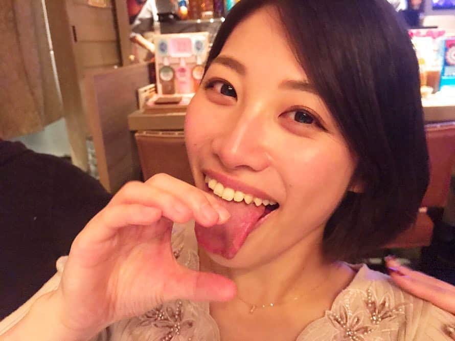 のインスタグラム：「#楽しかったなあ #女子会 #出会いに感謝 #モザイク かけてるけど 全員 #美女 ♡♡ #麻布十番 #azabujuban  #深夜 に #シャンパン #champagne #実は #初対面 . 人の #結婚指輪 #marriagering 借りて #記念写真 。笑 I borrowed a friend's wedding ring and took a memorial photo. . #日本料理 屋さんでたまたま隣になった女の子と仲良くなって，そのまま飲みに行くなんてすごくない？！笑 しかも，みんな #ワイン好き #winelovers #どうもありがとう  #また会いたい . #フェラ顔 #ぺろぺろ #春原未来 #定番ポーズ #tongue  #舌出し」