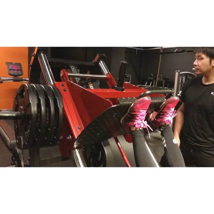 金城優華のインスタグラム：「workout day!!!! 今年ラストのペアトレはヒップアップの下半身トレーニング。 ・ ・ ヒップ&ハムストリングス ○レッグプレス ○ランジ ○片足デットリフト 内腿 ○インナーサイ（動画には無いです） からの サーキットトレーニング （この後別動画アップします） ・ ・ ヒップを意識してしっかりと追い込んできました！ 前は本当に苦手だった下半身トレーニング。 でも、プヨプヨだった内腿にハリが出てきて締まってきたのもあり、最近はイヤイヤ言いながらも結構好きになってきた！笑」